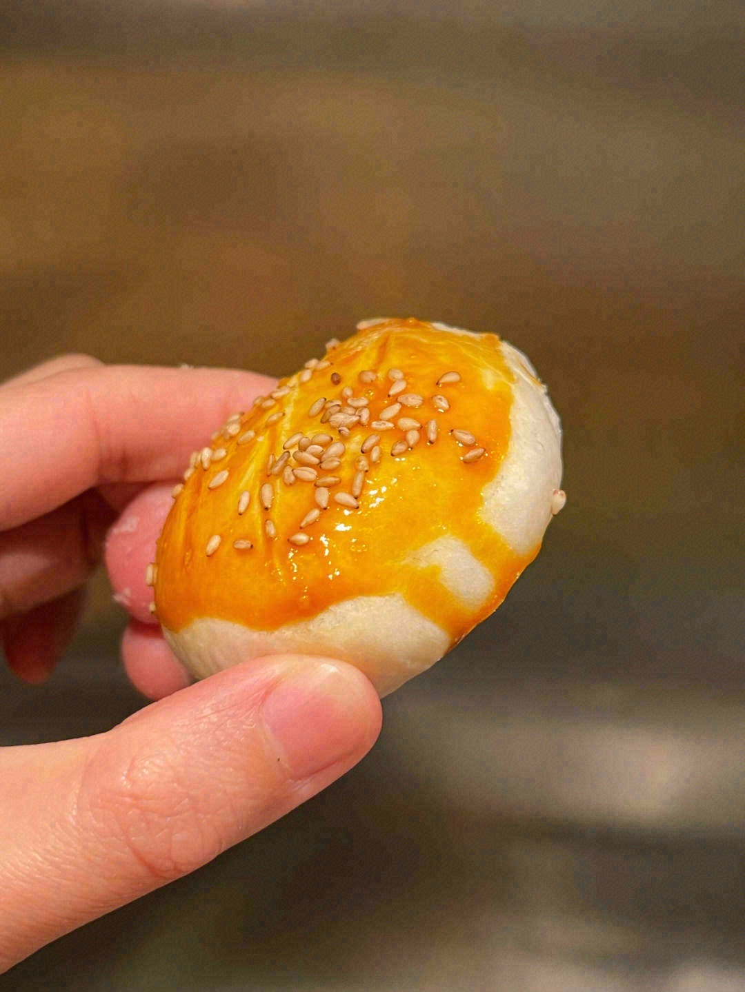 外皮烤成诱人的金黄色🌟，饼皮层层的油酥薄 配图1