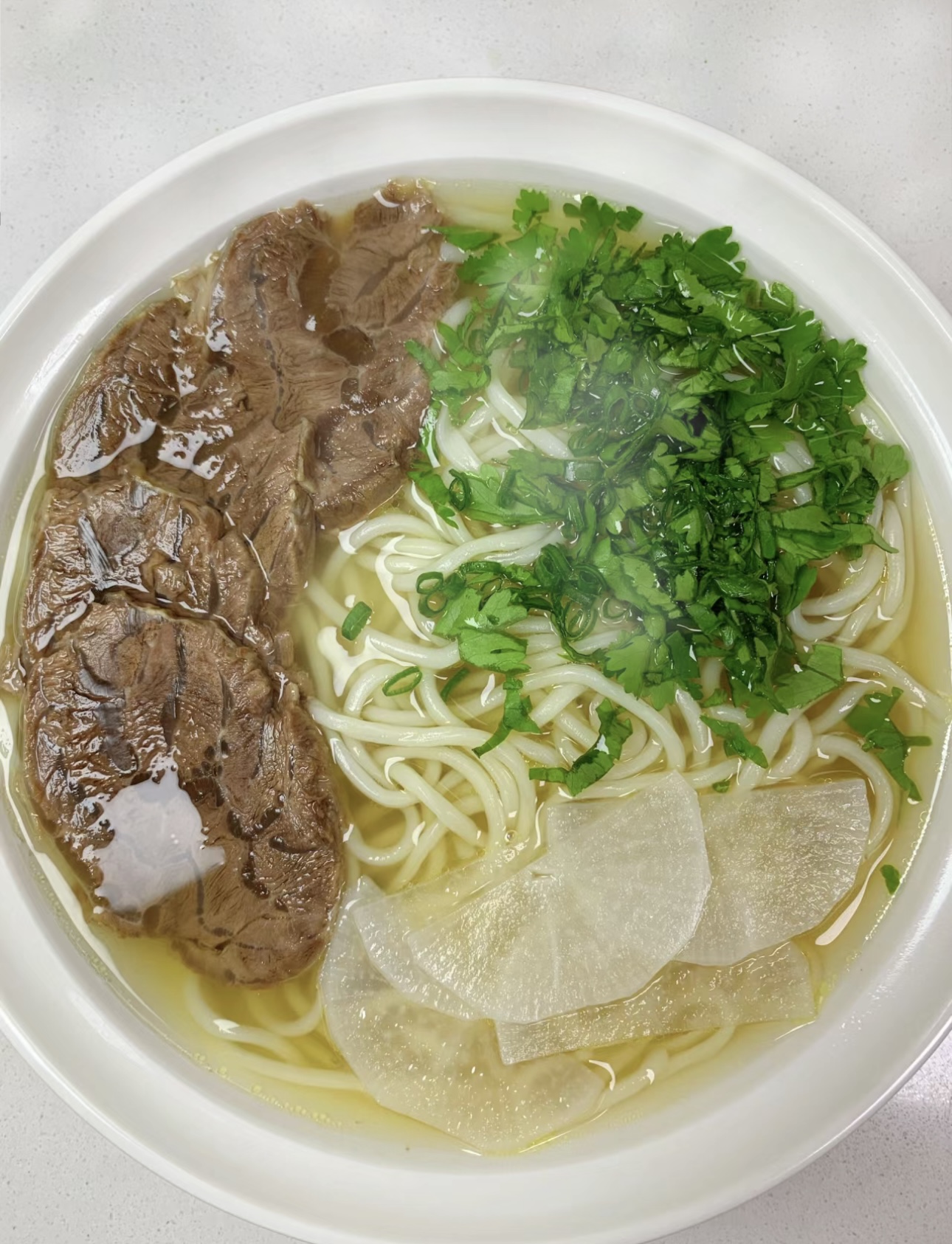 兰州牛肉汤面，面条爽滑劲道，牛肉鲜嫩多汁 配图1