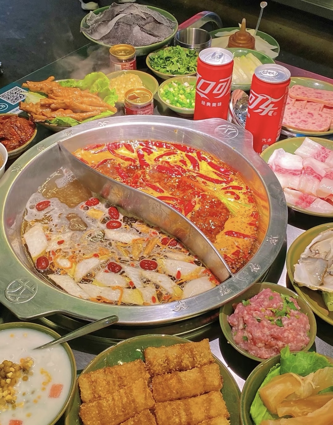 火锅，就像人生，五味杂陈，但每一口都是对 配图1