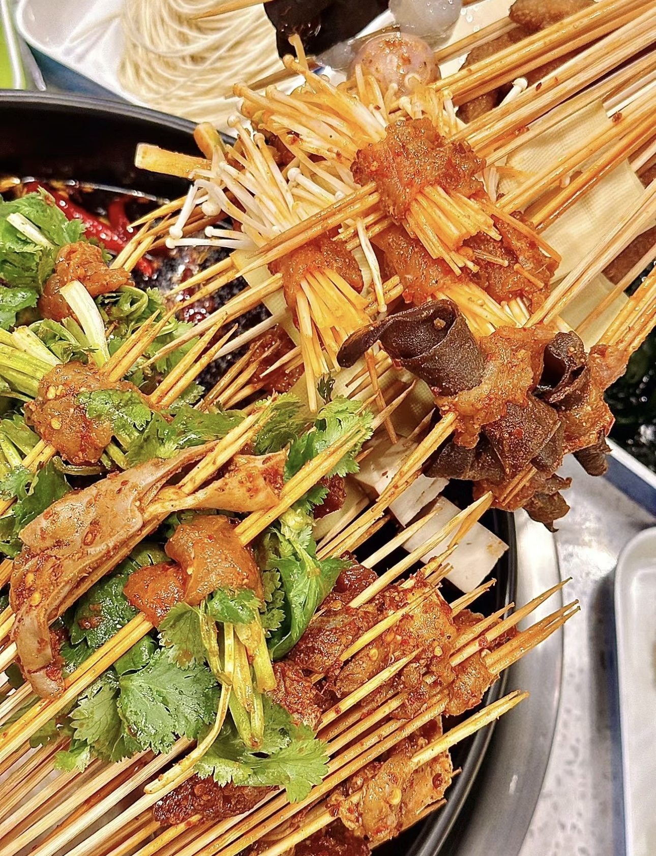 鲜香麻辣的串串火锅，各种食材任您挑选。在 配图2