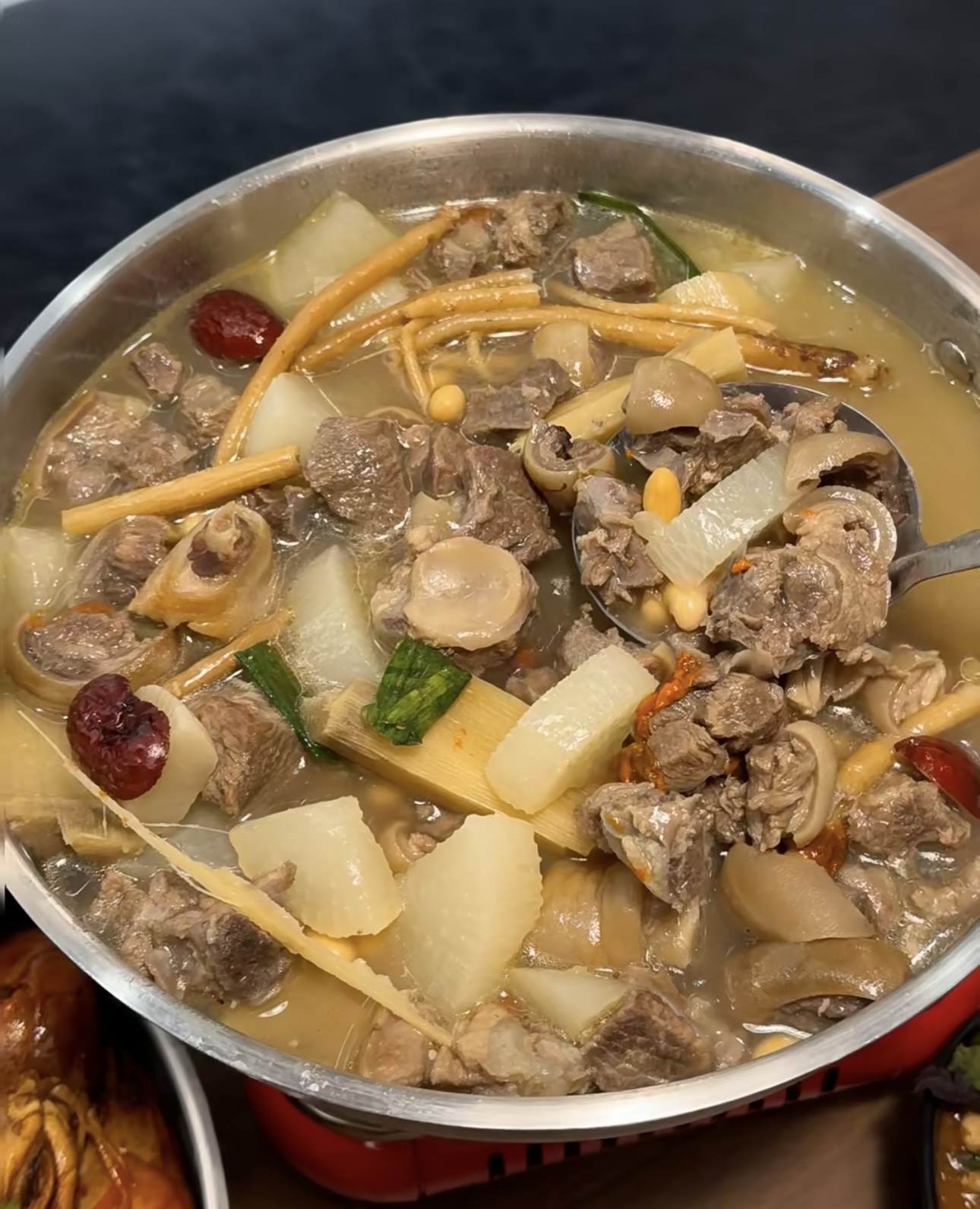 热气腾腾的羊肉火锅，鲜嫩羊肉在锅中翻滚， 配图1