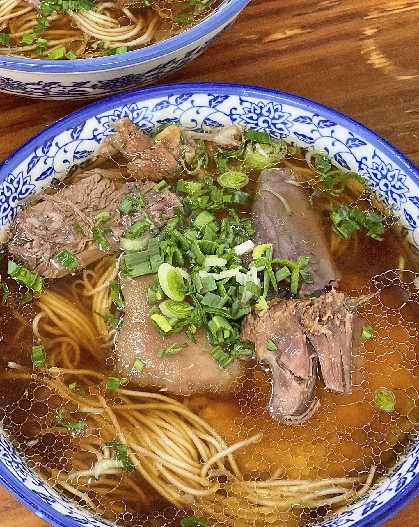 热腾腾的羊肉面，浓香十足，面条劲道有嚼劲 配图1