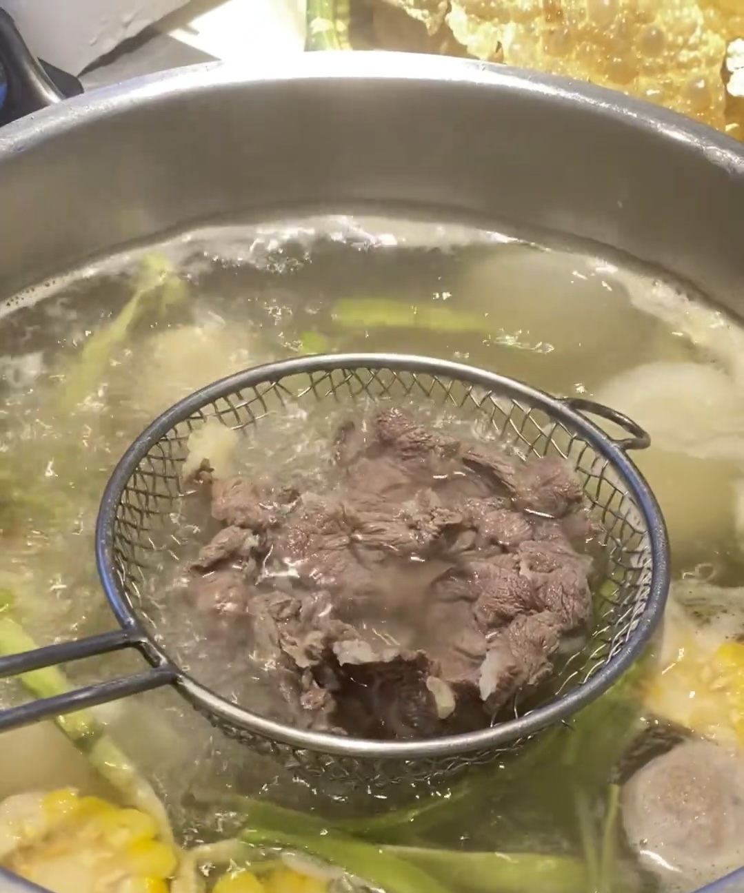 只有这样清淡的锅底才能最大限度地还原出牛 配图3