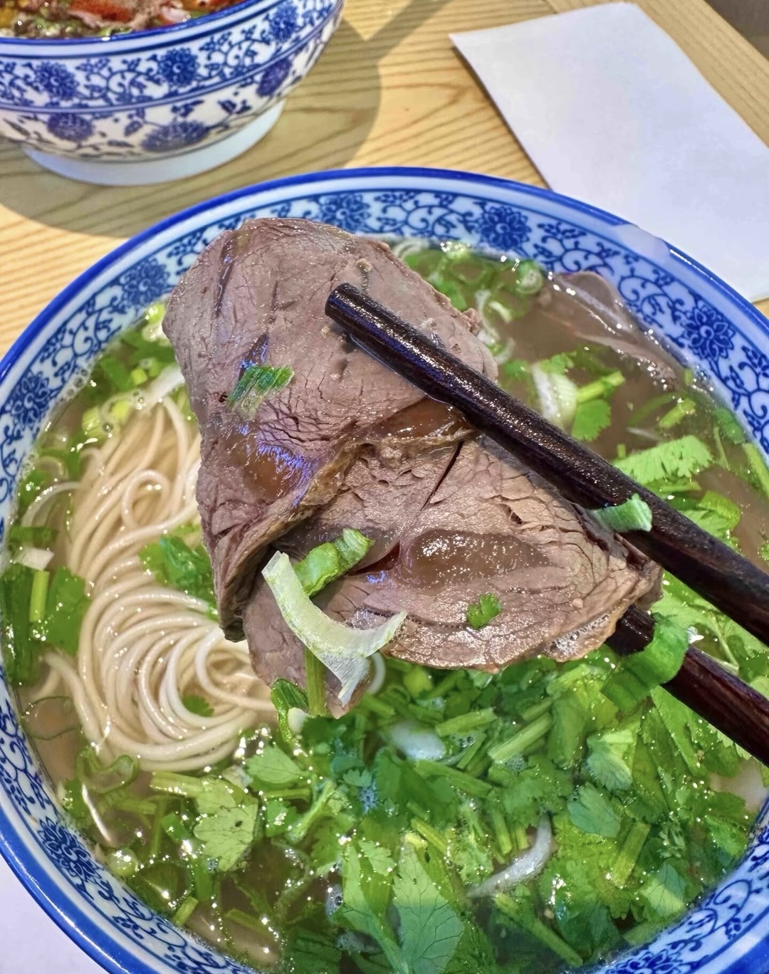 牛肉拉面可真是美味！那黄澄澄的面条又长又 配图1