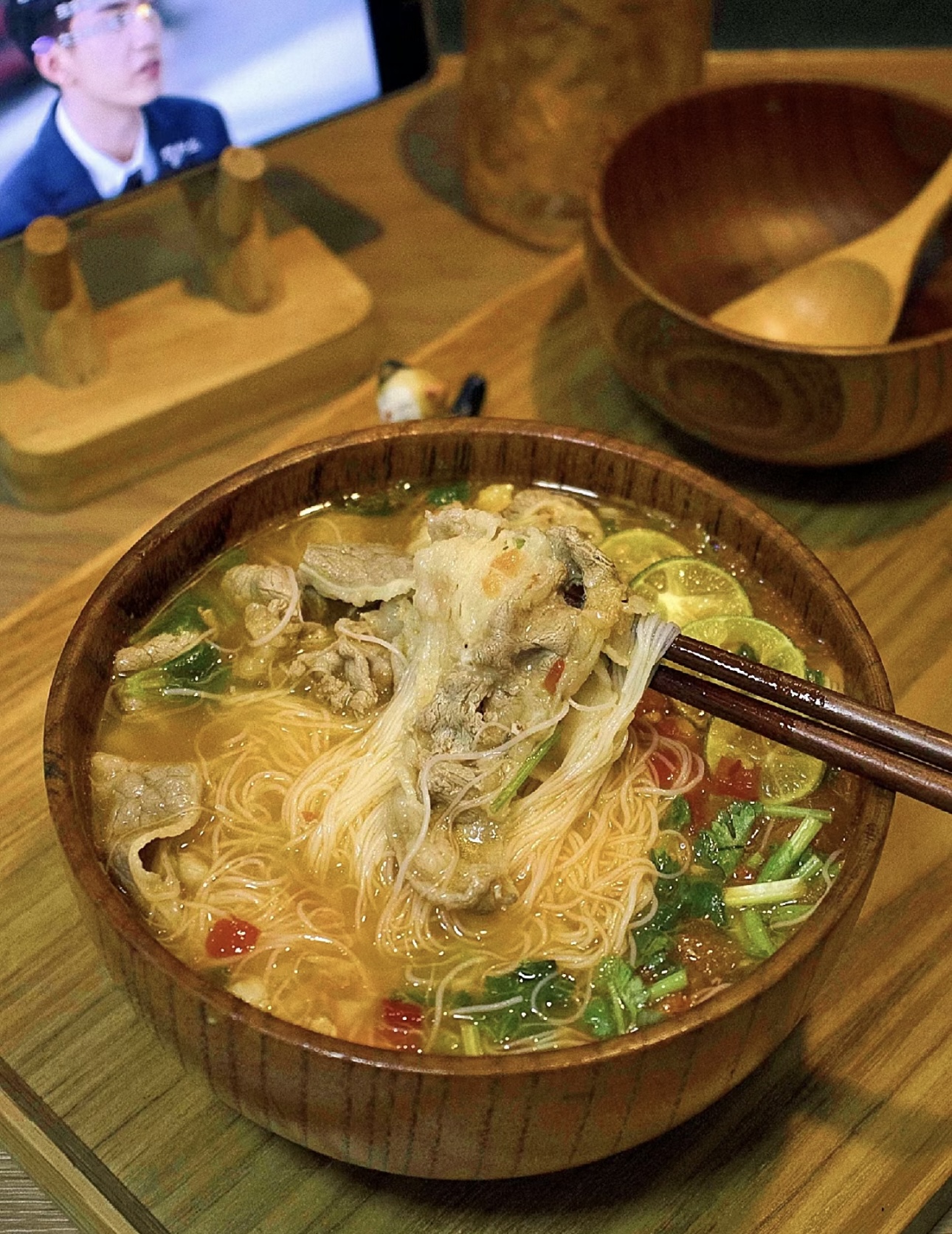 一碗热气腾腾的肥牛米粉，肥牛的鲜嫩、米粉 配图3