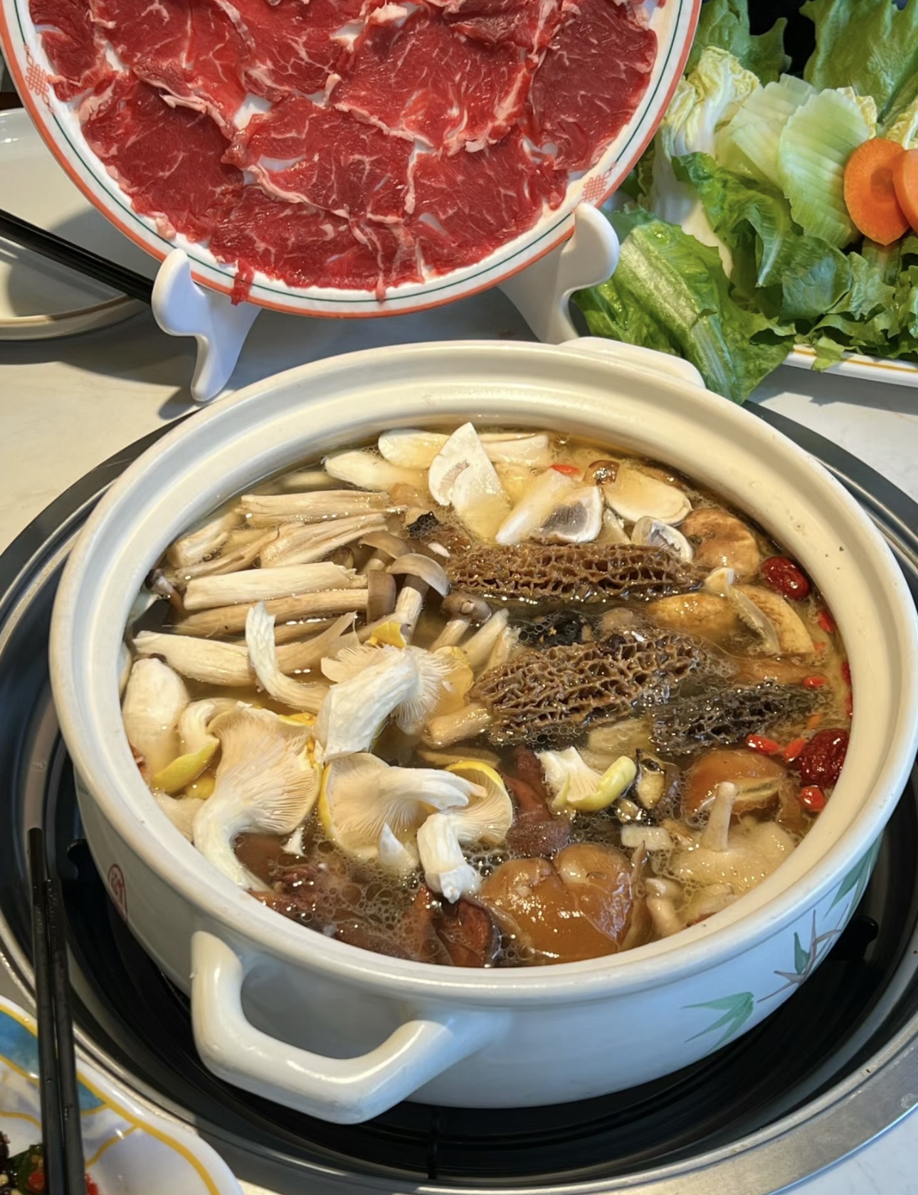 各种各样的鲜美菌子汇聚一锅，在热汤中翻滚 配图2