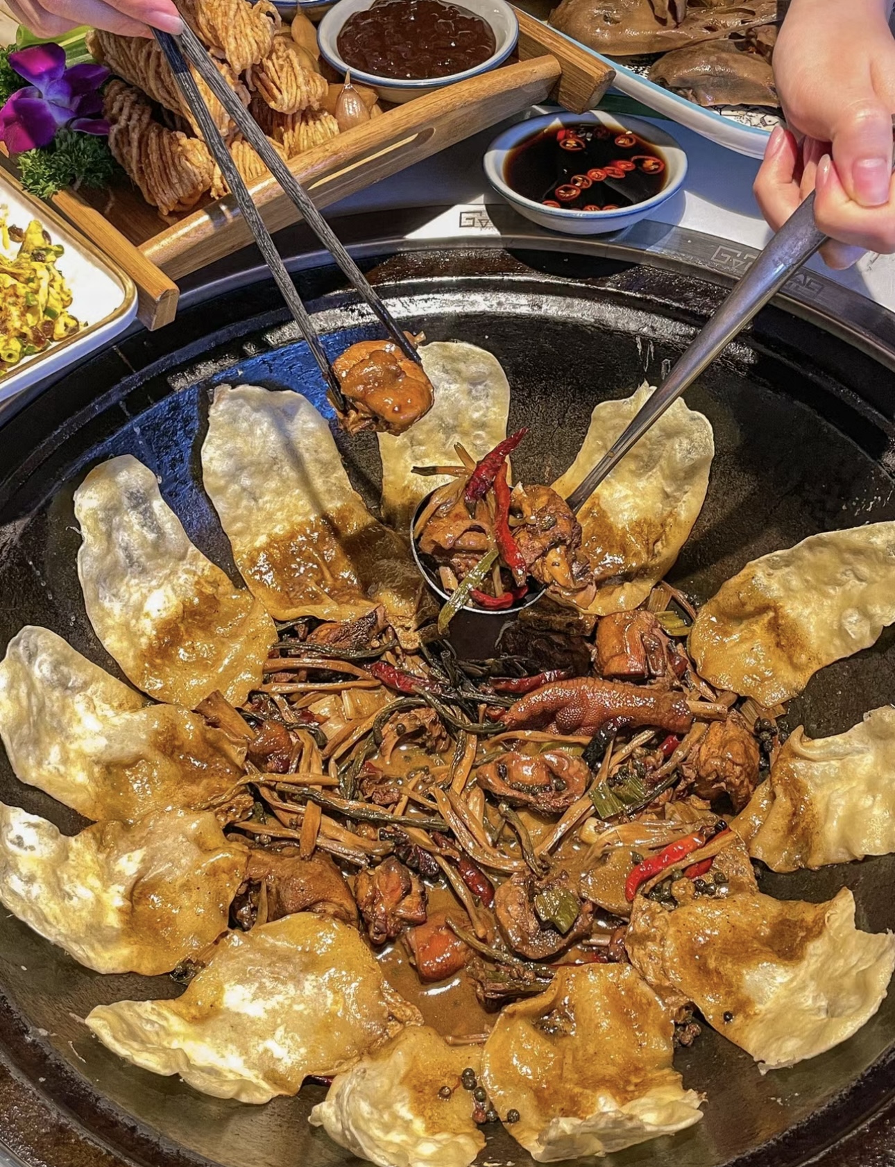 地锅鸡，土灶铁锅，柴鸡炖煮得香嫩入味。围 配图3