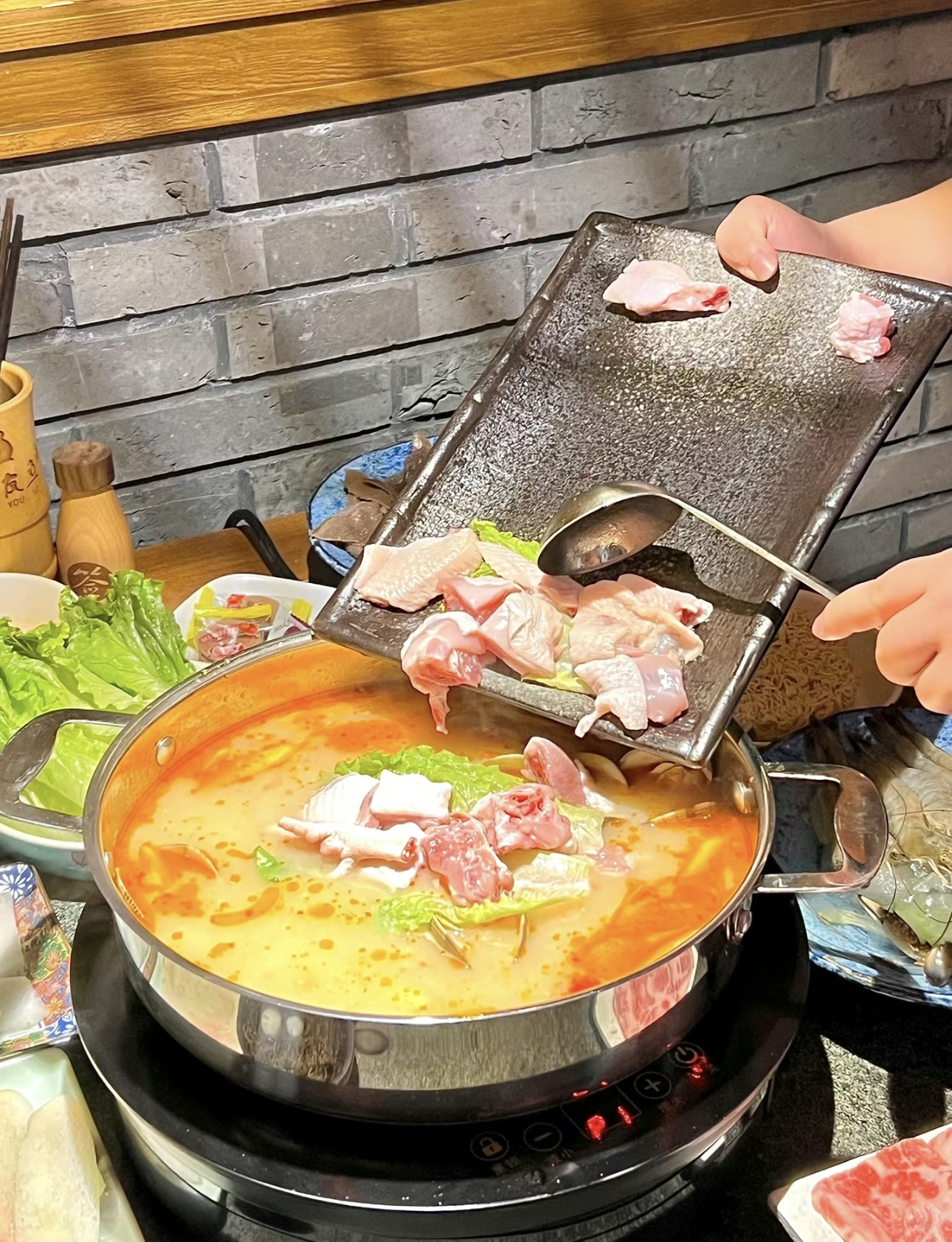 糟粕醋火锅散发着独特的酸香，食材在锅中翻 配图3