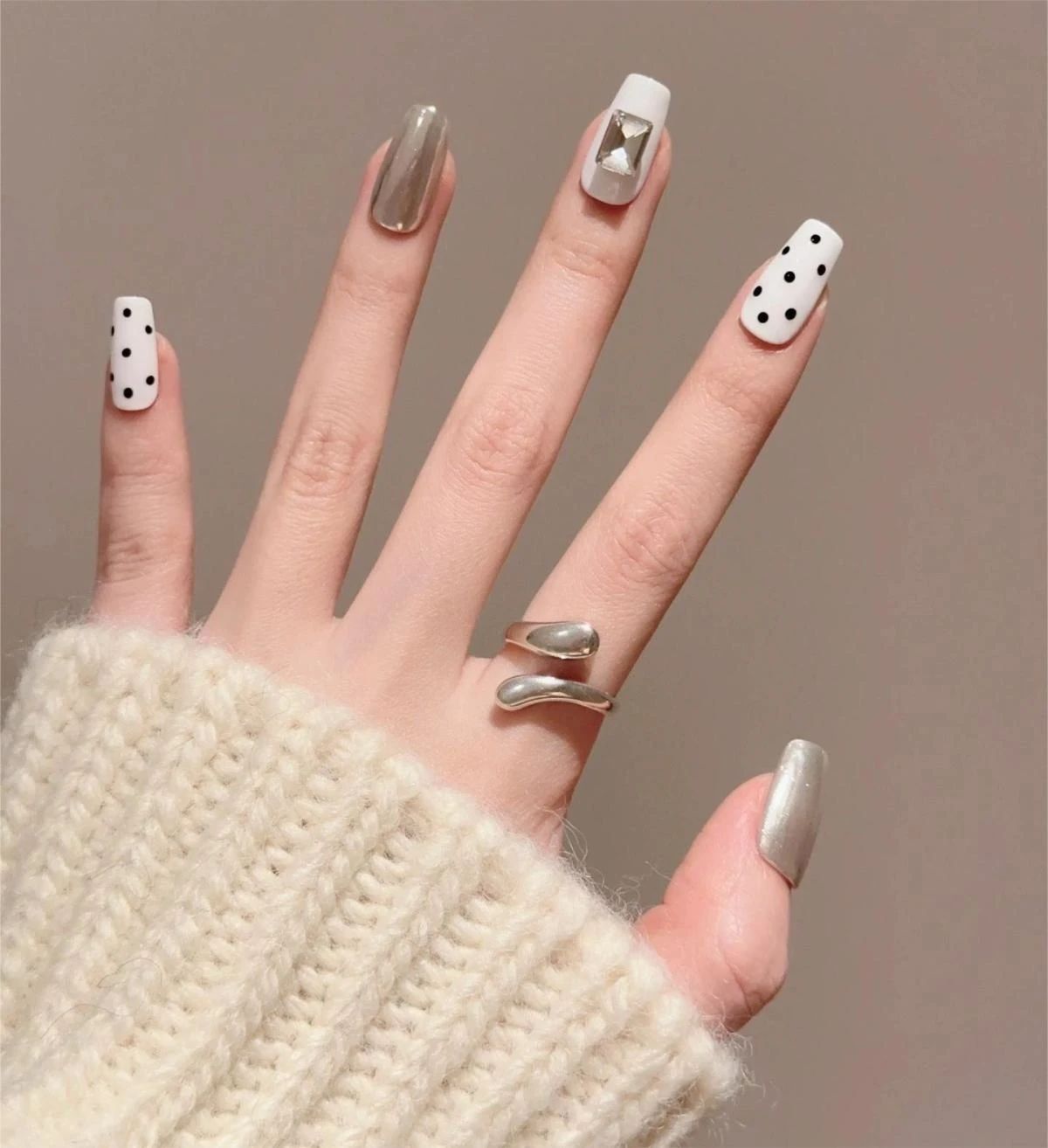 五一出游势在必行 韩系波点➕魔镜粉美甲 