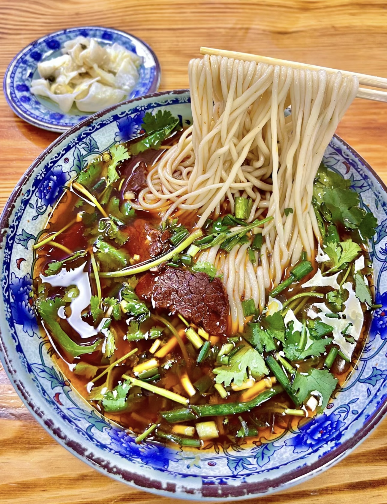 合肥牛肉面，面条筋道有嚼劲，牛肉大块又软 配图1
