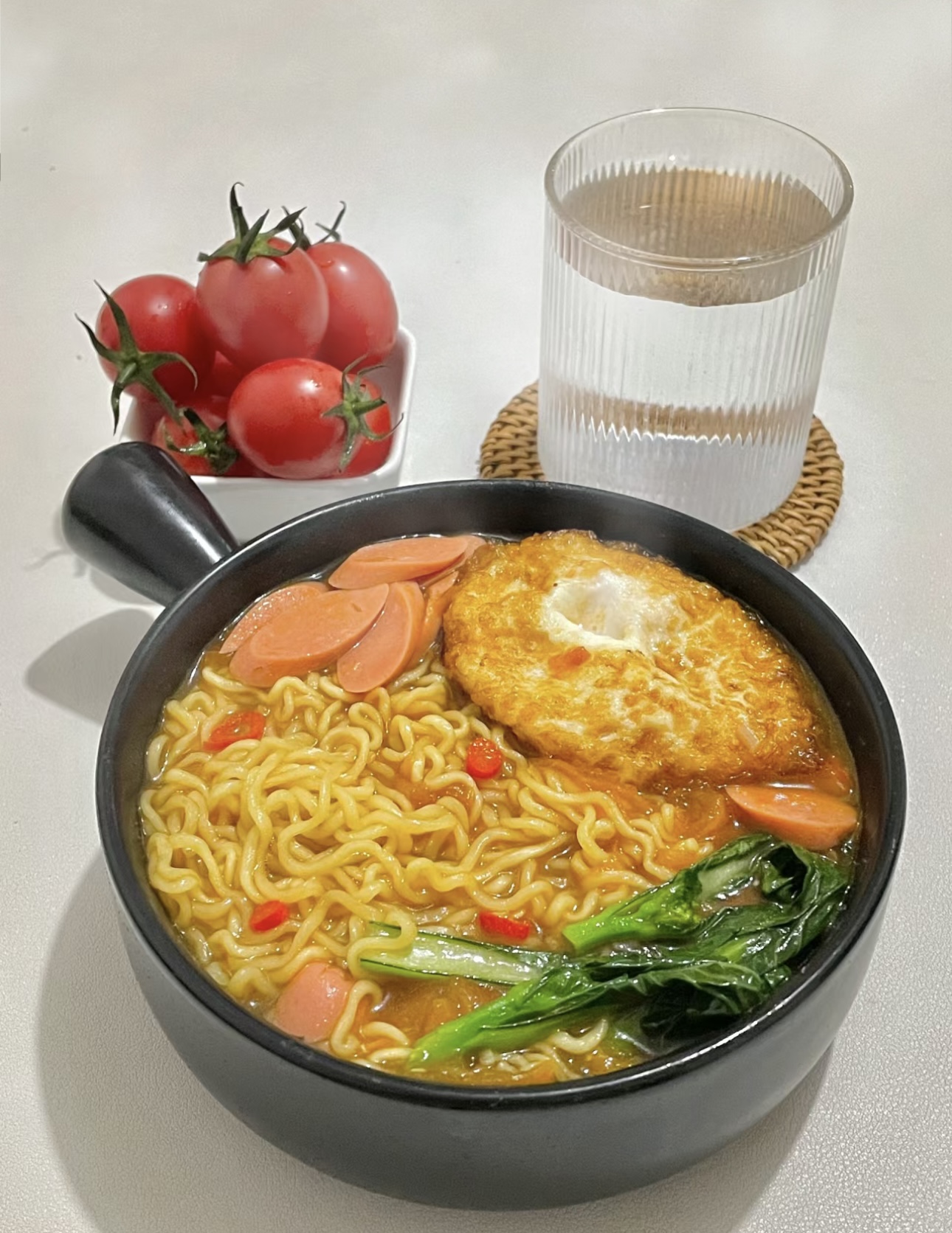 酸酸辣辣的番茄酸辣面，面条裹着浓郁的番茄 配图1