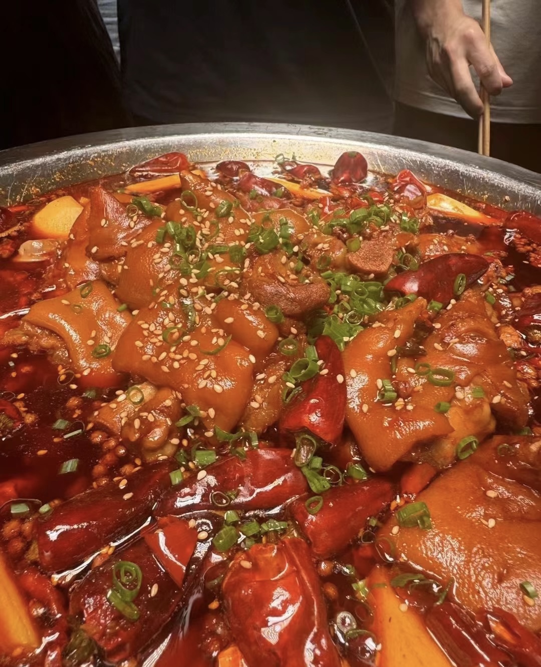 猪蹄那软糯Q弹的口感，在火锅中翻滚，吸饱 配图3