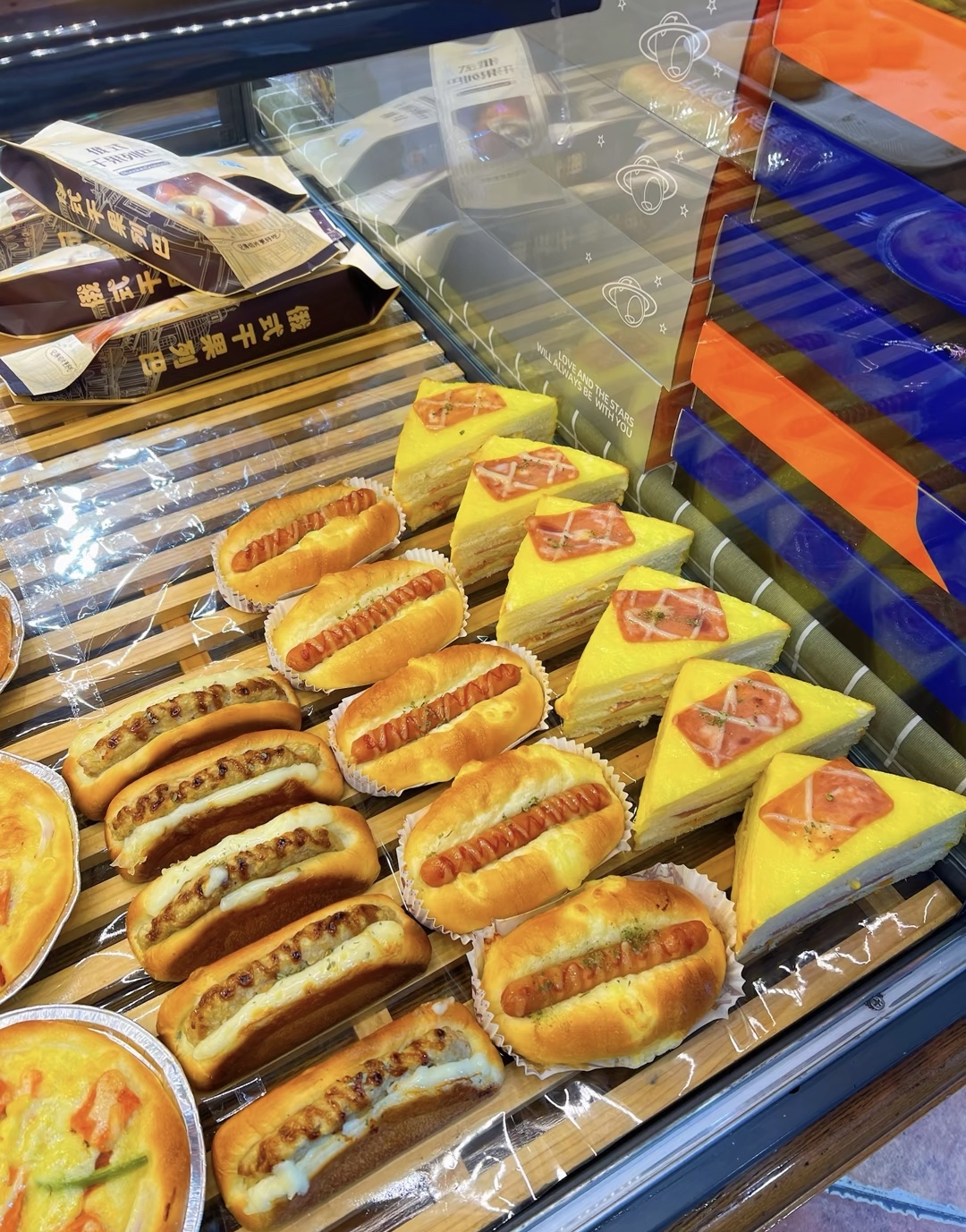 你是蛋糕上的草莓是城市里盛开的花是美丽的 配图2