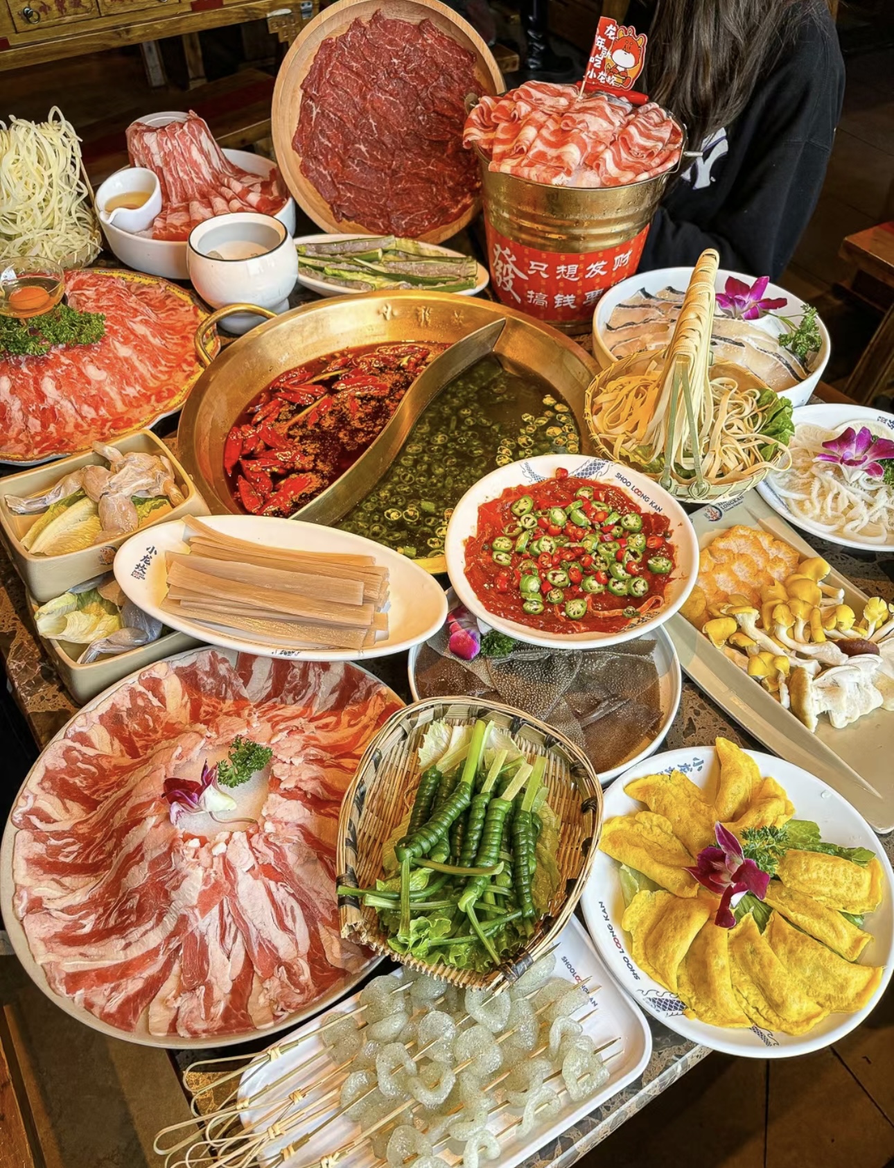 一锅鸳鸯，两种风情。清汤的淡雅与红汤的热 配图1