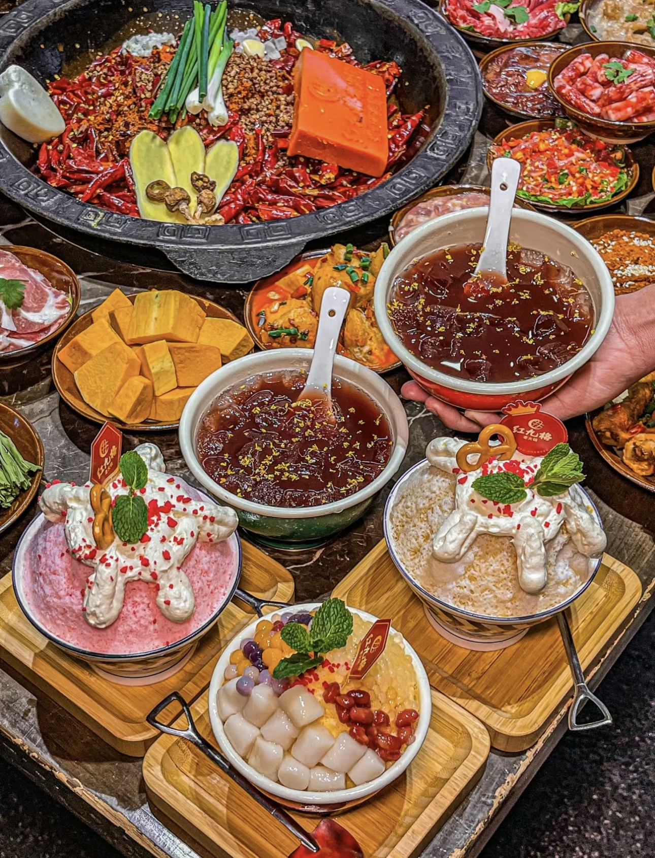 火锅店内热气腾腾，食材在锅中跳跃。香辣气 配图2