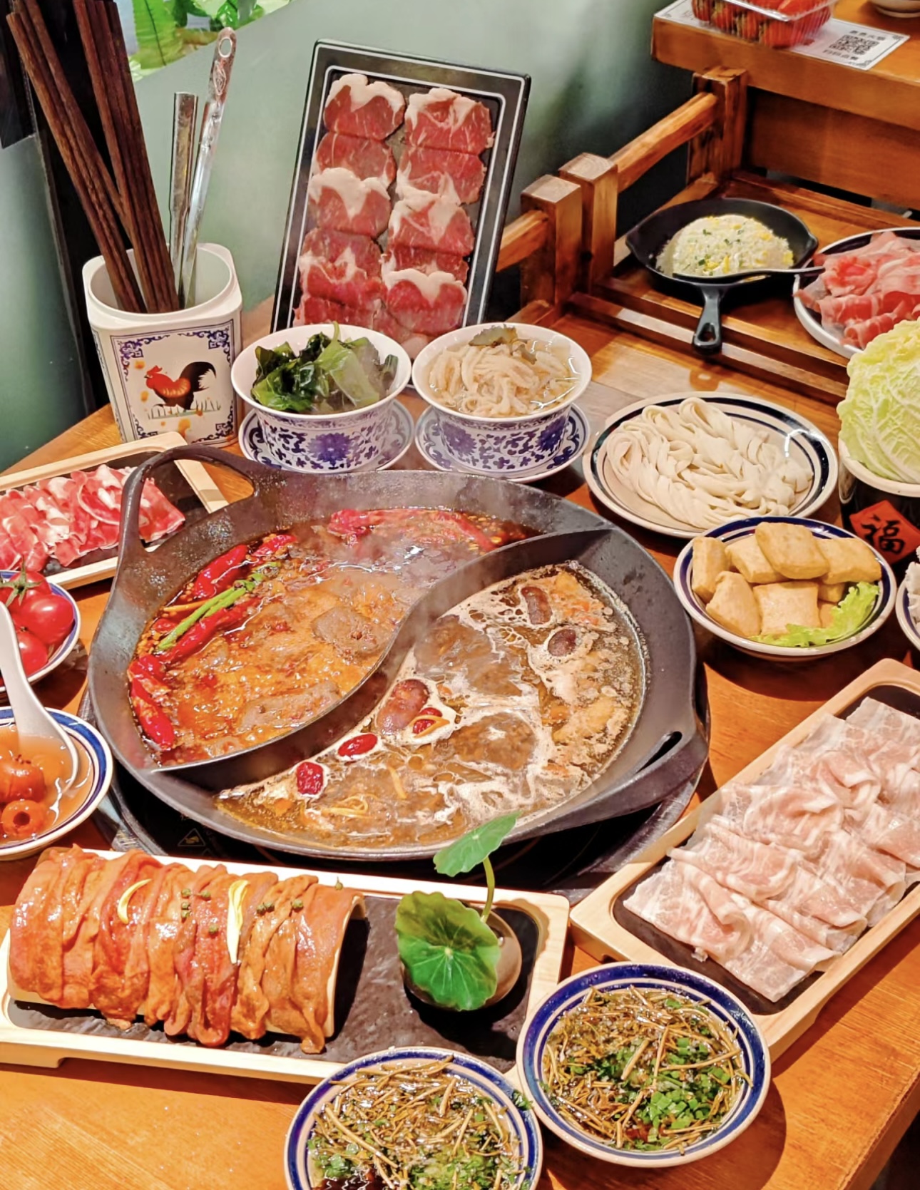 一锅红艳，煮沸人间美味；重庆火锅，辣翻味 配图1