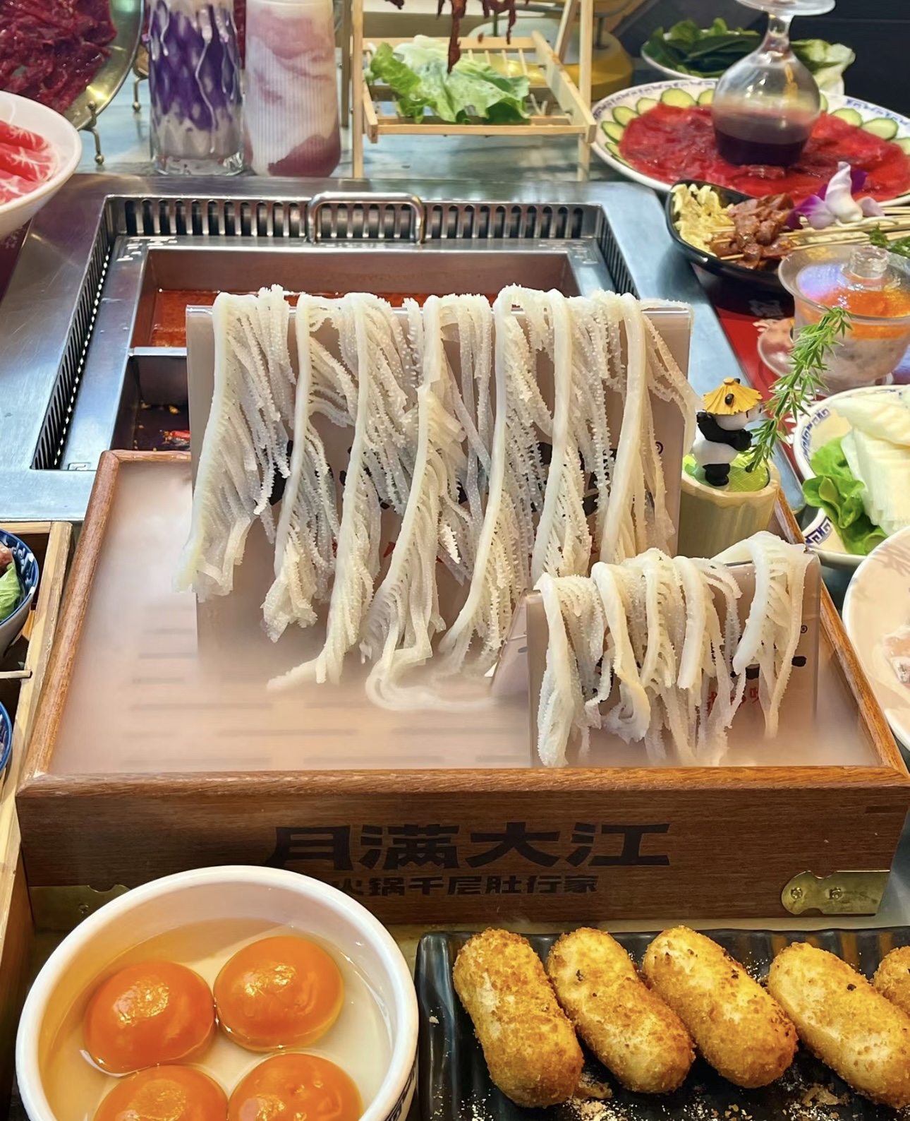 食材在锅中翻滚，热气腾腾，香气弥漫。围坐 配图2