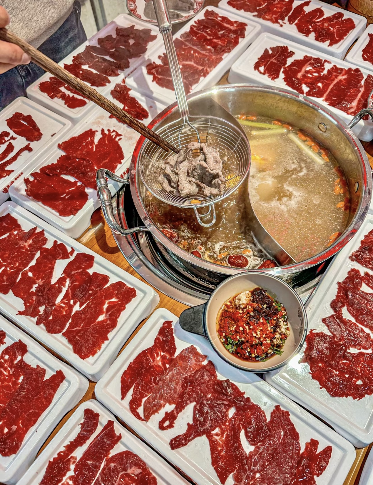 薄如蝉翼的牛肉片，在翻滚的热汤中轻轻一涮 配图2