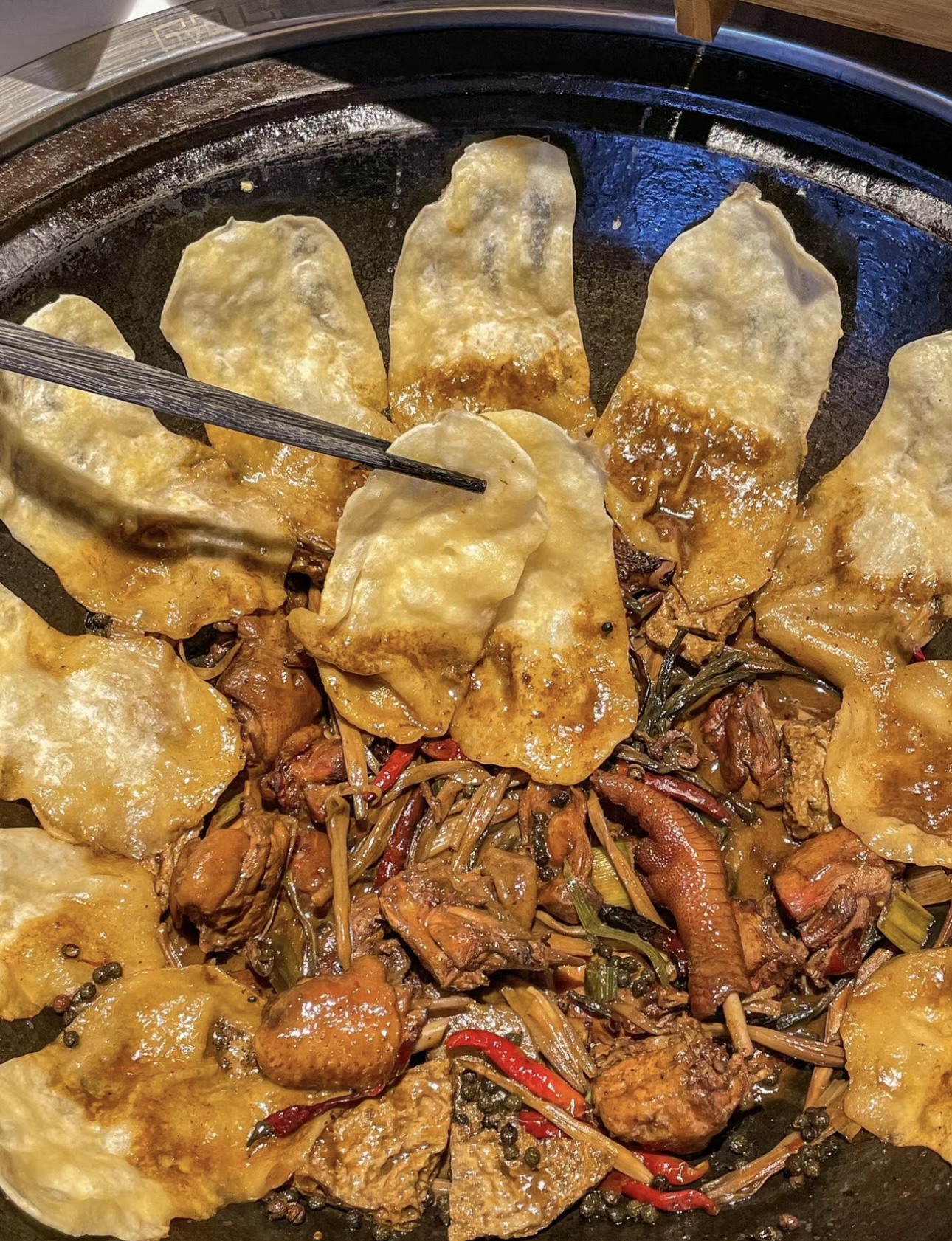 地锅鸡，土灶铁锅，柴鸡炖煮得香嫩入味。围 配图2