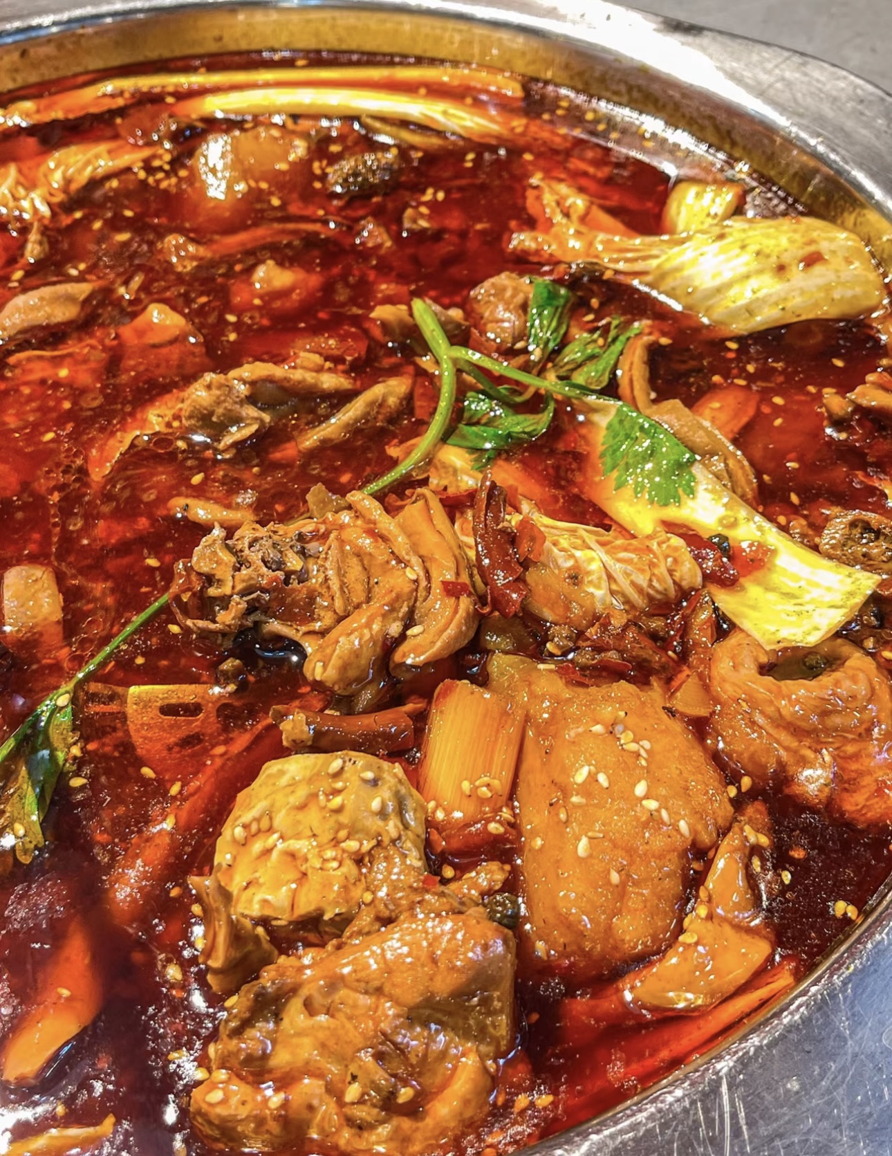 🐔鸡肉鲜嫩多汁，在香辣的锅底中翻滚🥘，每 配图2