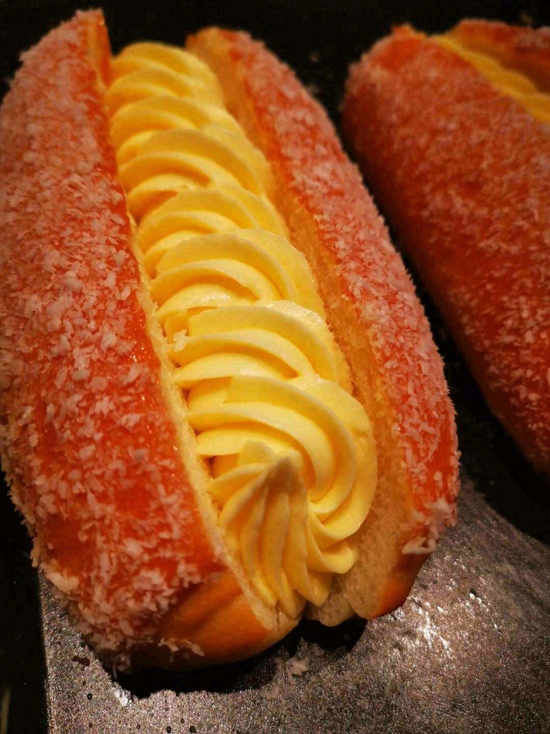 🥥“椰蓉奶油包”挤上奶油，撒上椰蓉，一口
