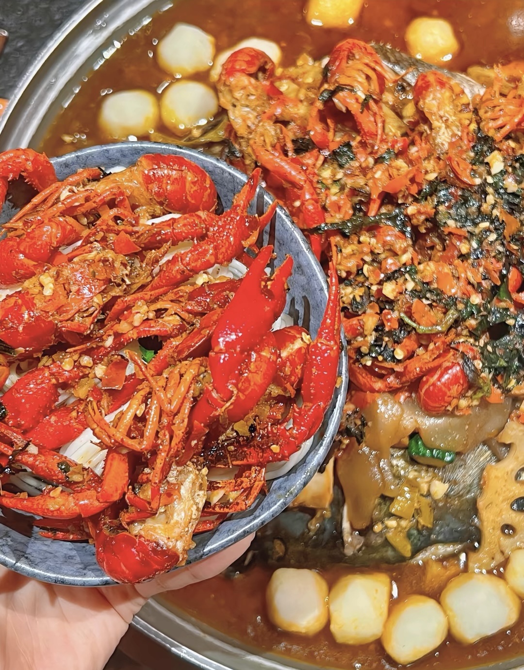 温柔的晚风，冒泡的汽水，香辣的小龙虾。  配图2