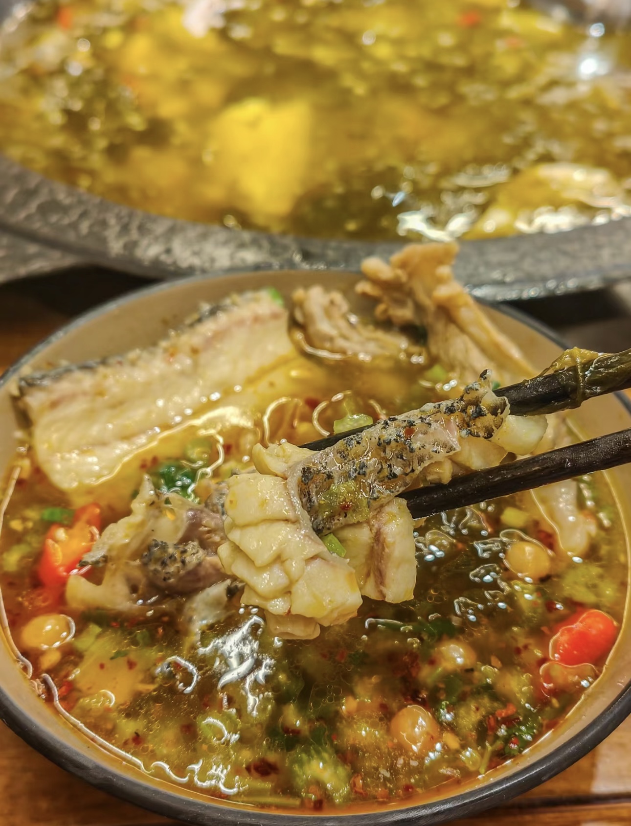酸菜鱼火锅，美味诱惑！鲜嫩鱼肉与老坛酸菜 配图3