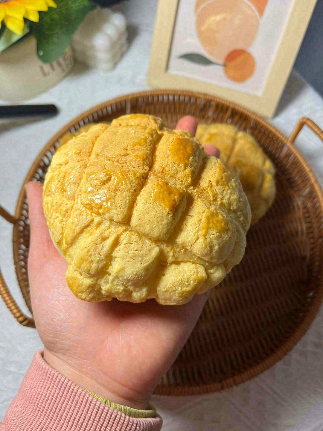 🥯香甜软糯的菠萝包，咬一口，就酥爆了💥  配图1