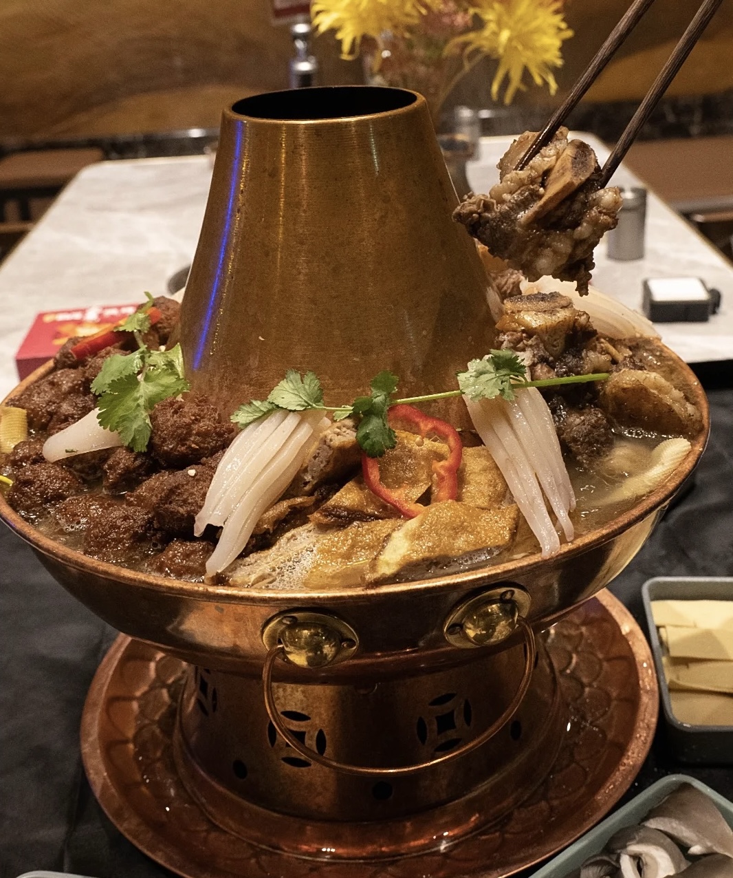 别以为土火锅就很“土”，它可是美食界的“ 配图1