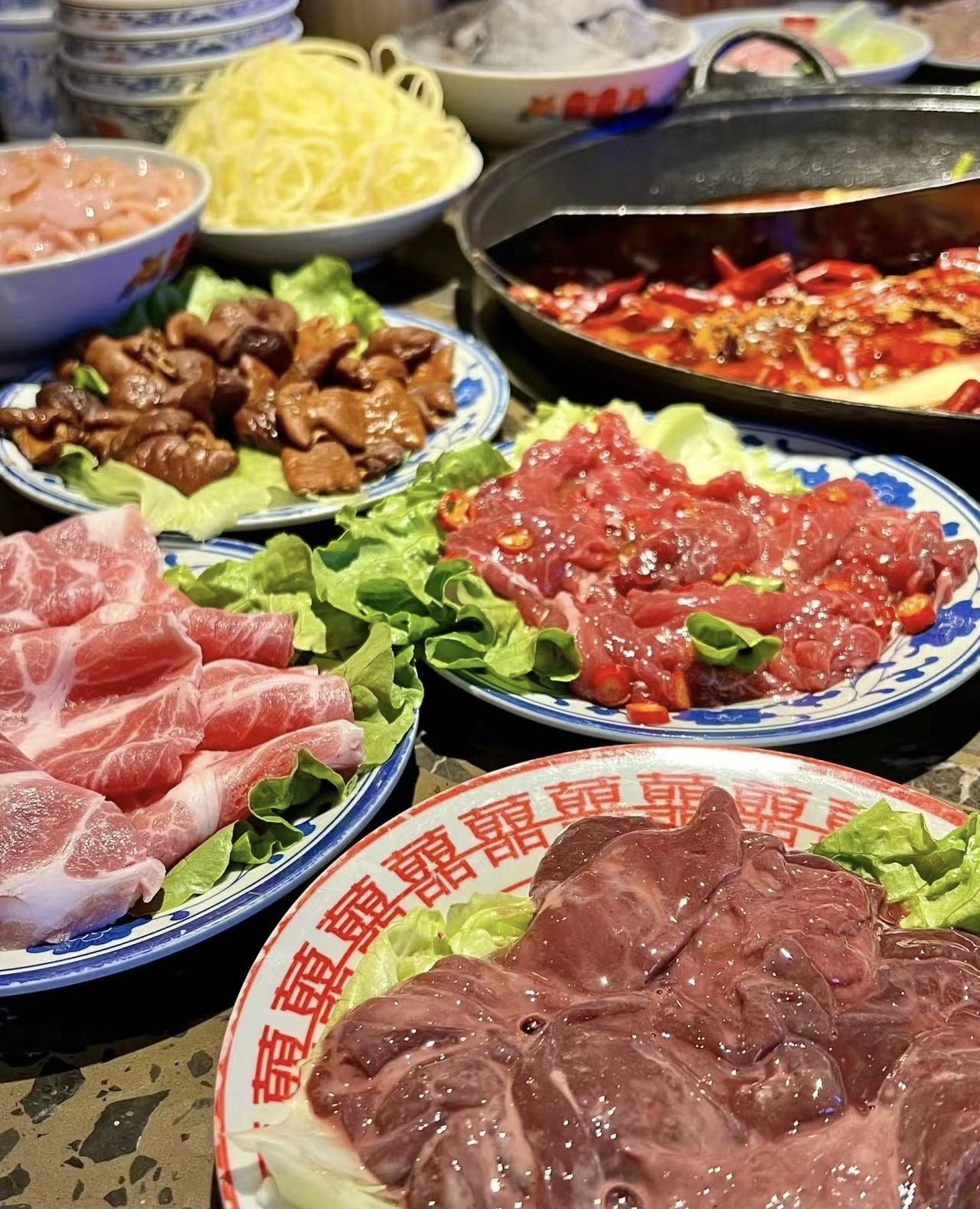 热气腾腾的火锅，香气四溢，仿佛置身于美食 配图2