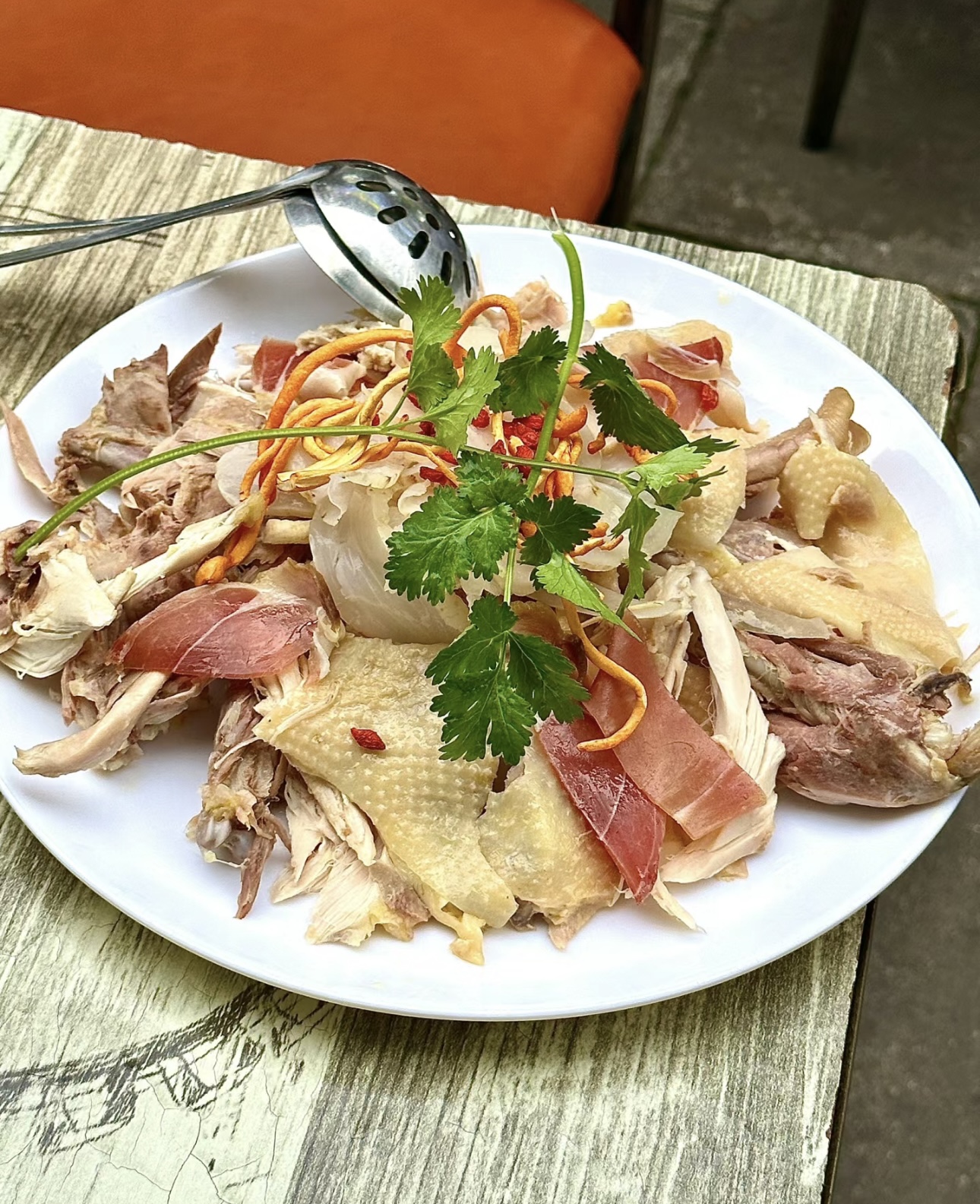 天麻火腿鸡，将天麻的醇厚、火腿的咸香与鸡 配图2