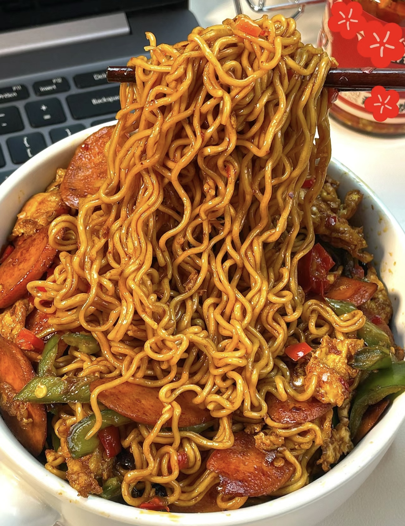 色泽诱人的炒泡面，面条根根分明，混合着丰 配图3