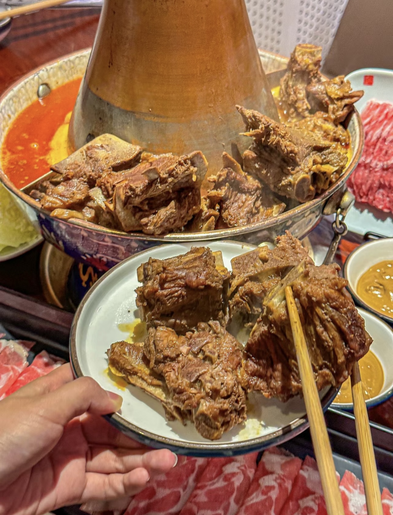羊蝎子火锅，骨香肉嫩。慢炖的浓汤，炖煮出 配图1