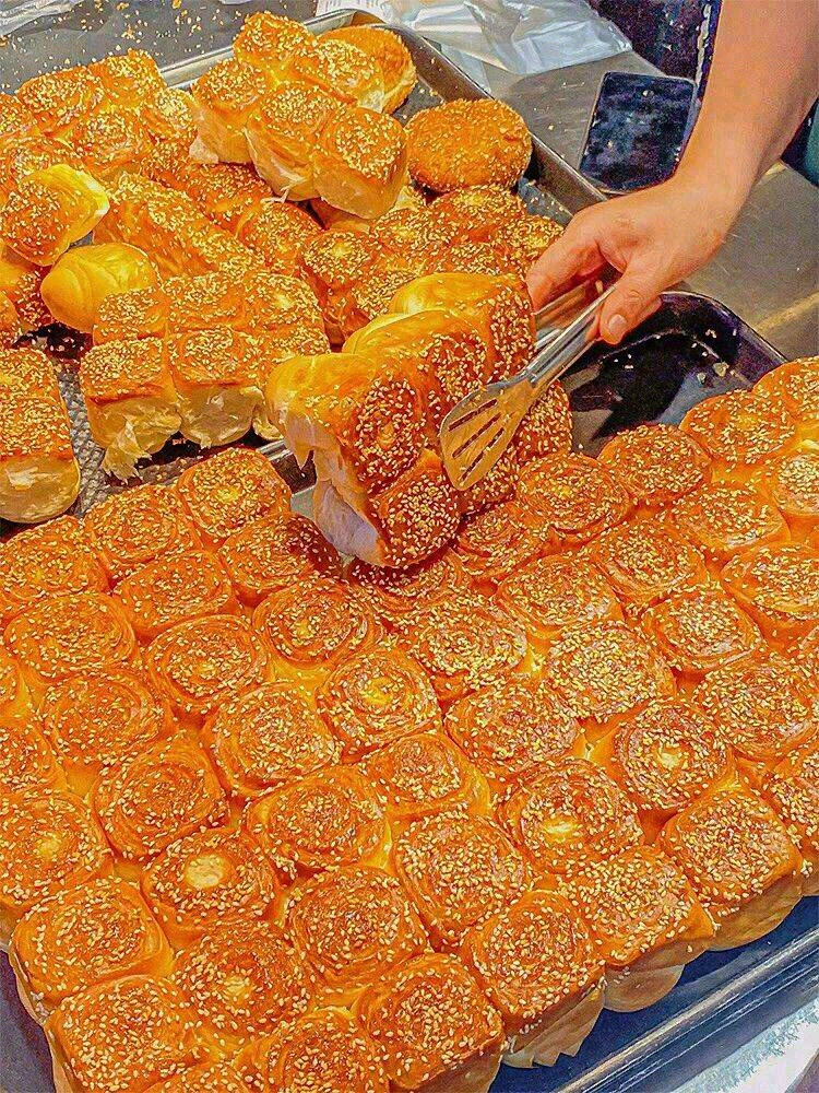 🍞面包体非常松软有韧劲，油滋滋的蜂蜜脆底 配图2