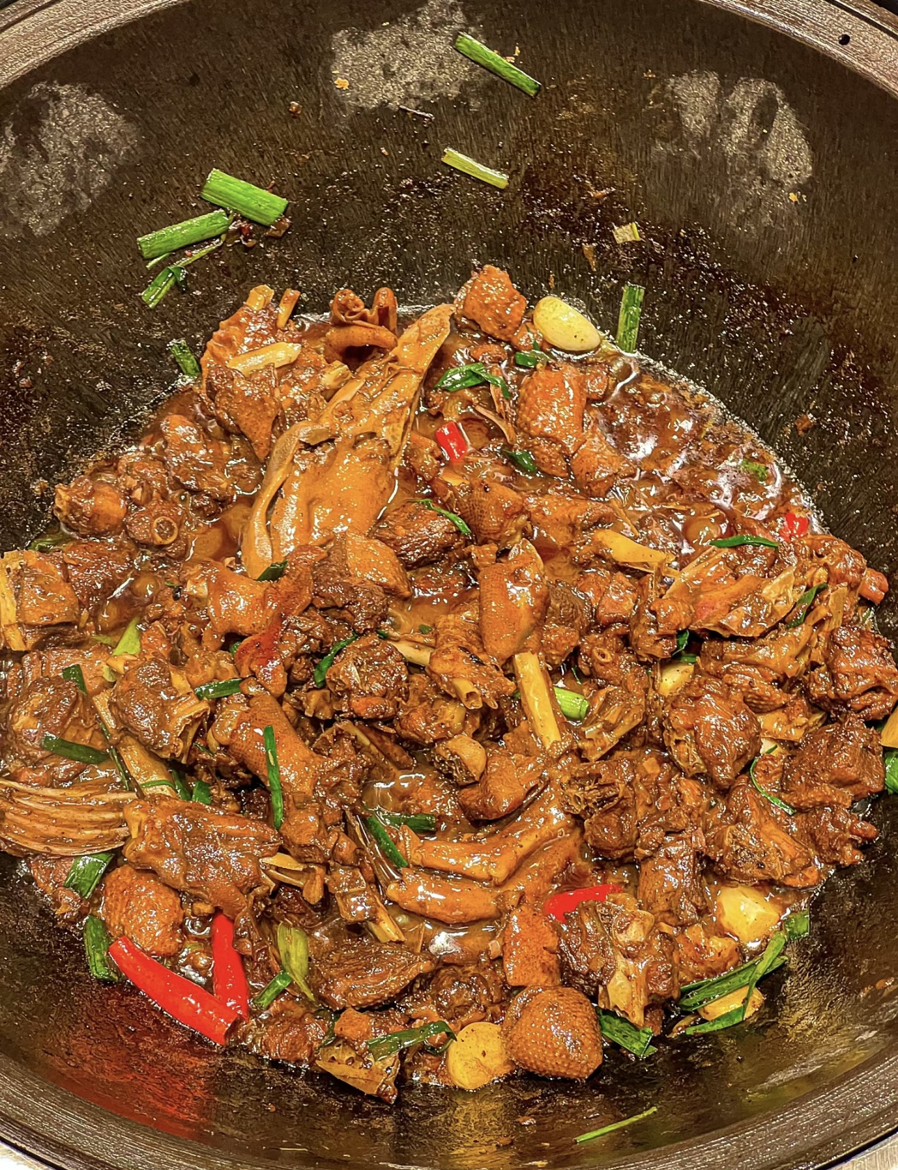 铁锅炖鹅，热情似火！肥美的鹅肉在铁锅里欢 配图2