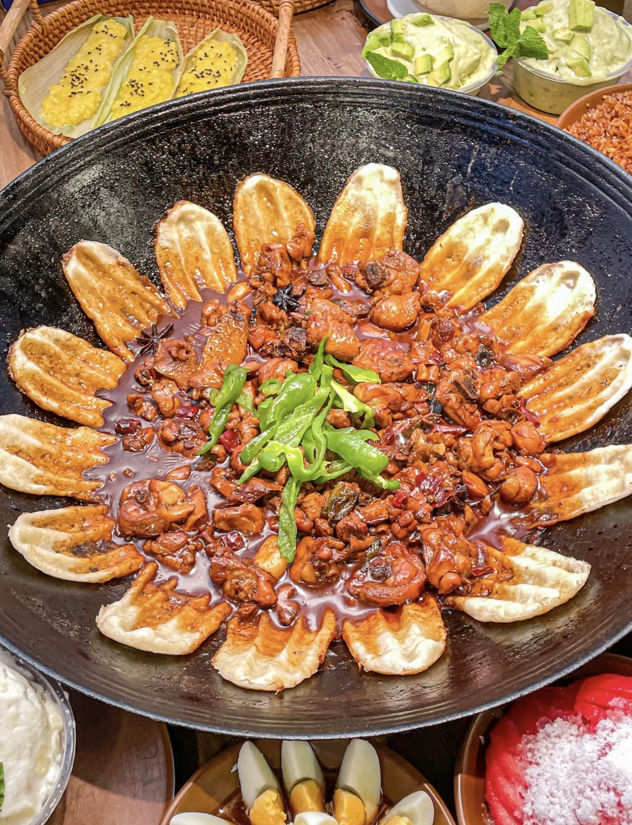 热气腾腾的地锅鸡，浓郁的香味扑鼻而来。鲜 配图1