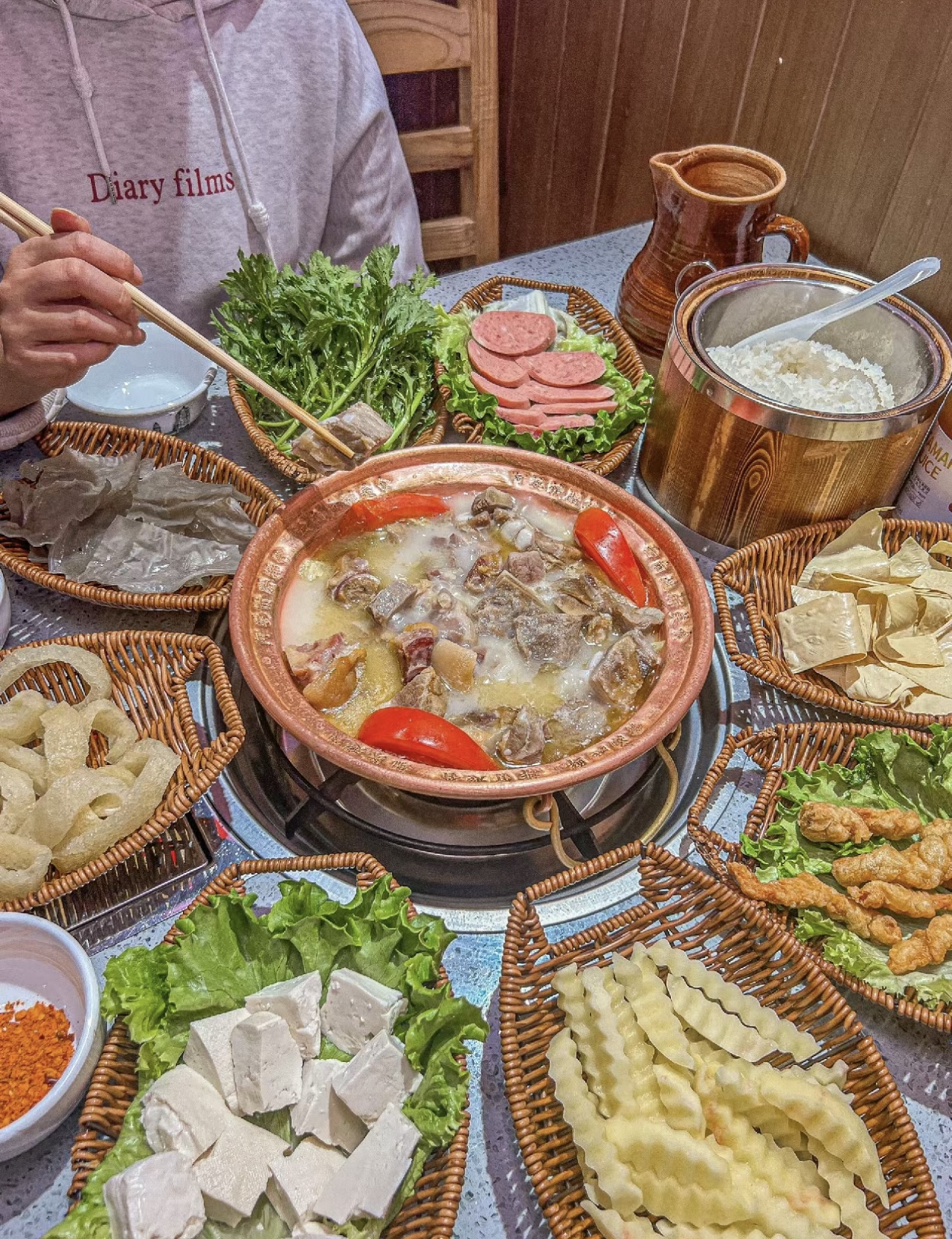腊香浓郁的排骨，搭配丰富食材，煮成一锅美 配图1