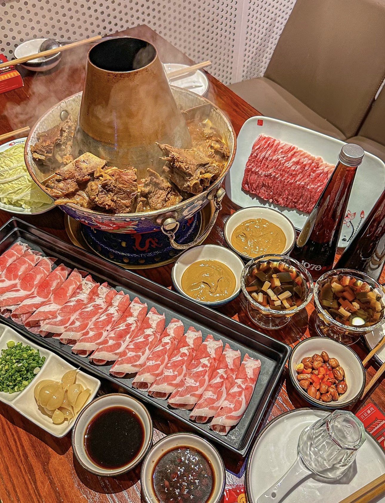 羊蝎子火锅，骨香肉嫩。慢炖的浓汤，炖煮出 配图3