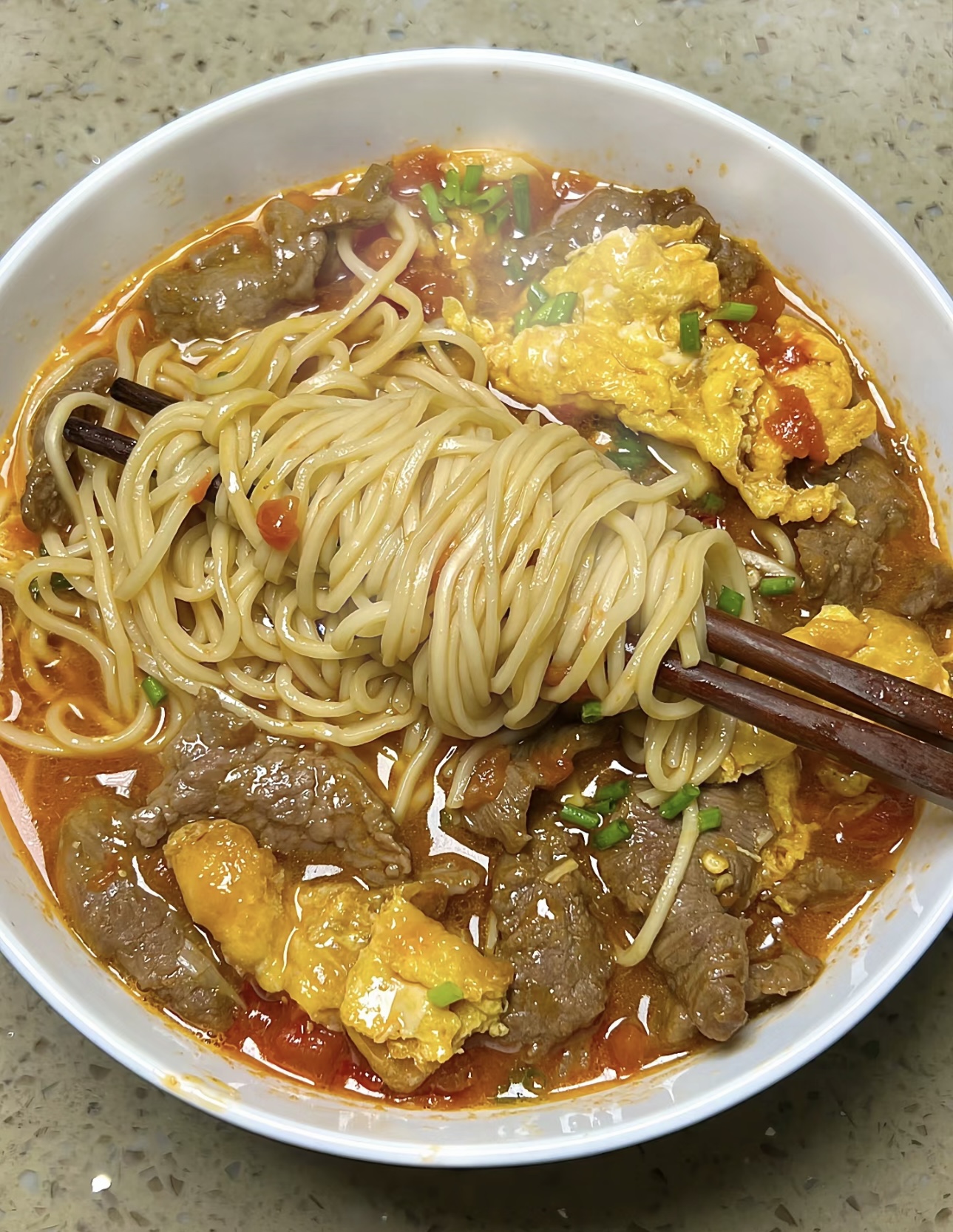 精选牛肉，鲜嫩多汁；营养鸡蛋，增添美味。 配图3