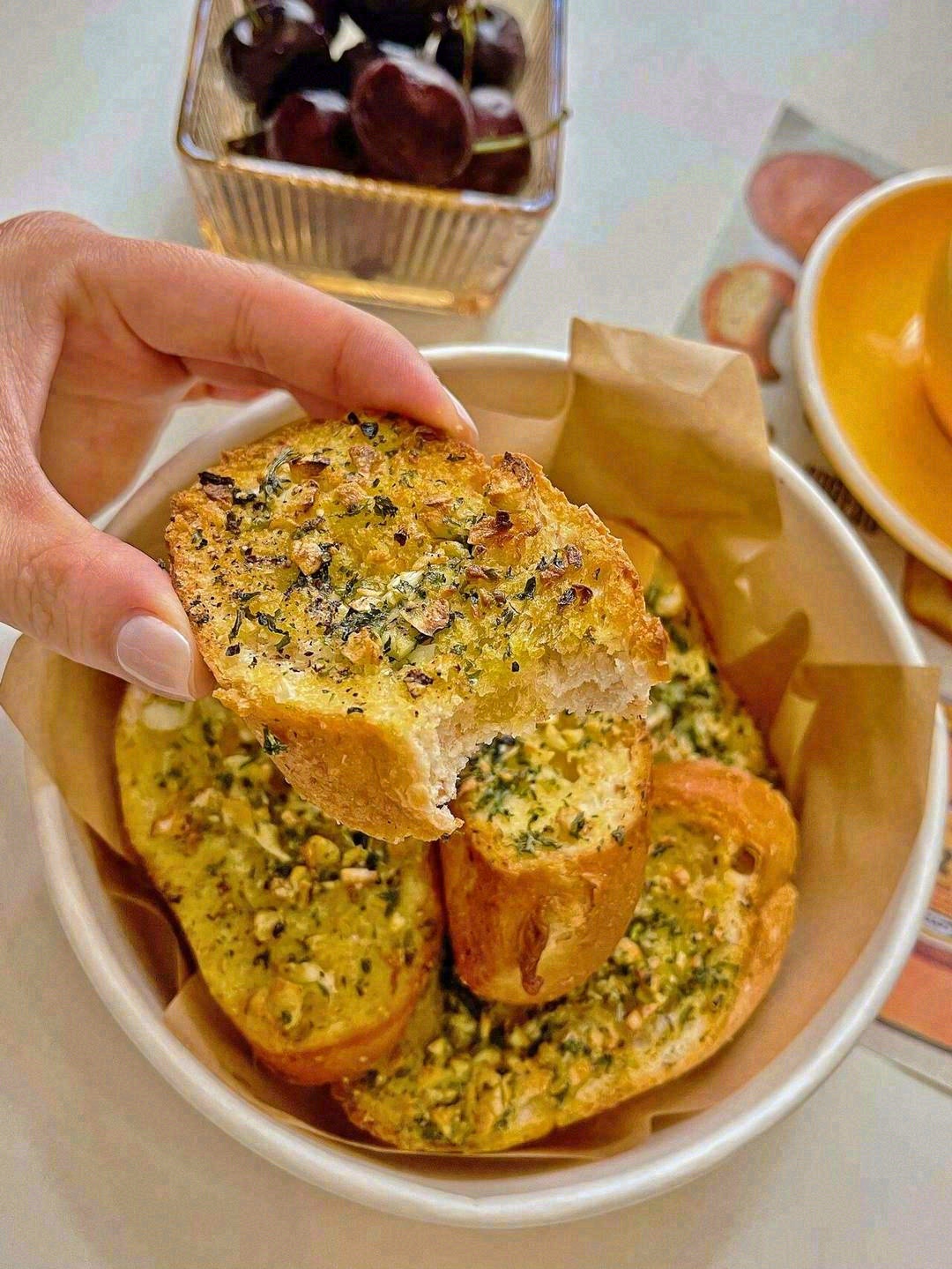 🥖蒜香法棍的仪式感就是将整条法棍改刀成1 配图2