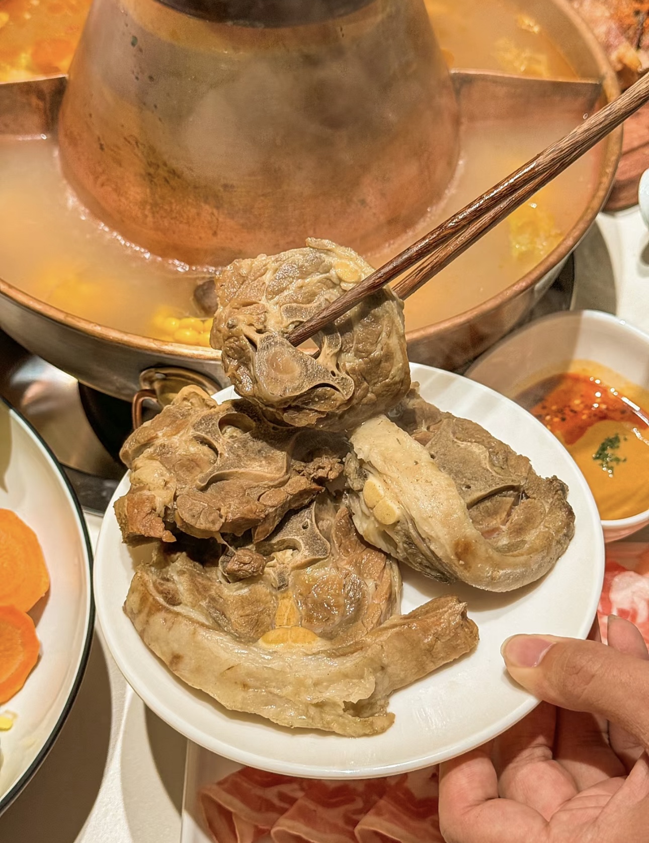 传统铜锅，清水锅底。精选鲜嫩羊肉，一涮即 配图3