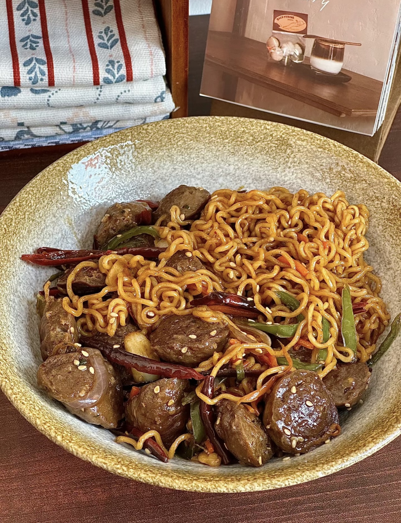 让牛肉丸焖面温暖你的胃。牛肉丸的多汁与面 配图3