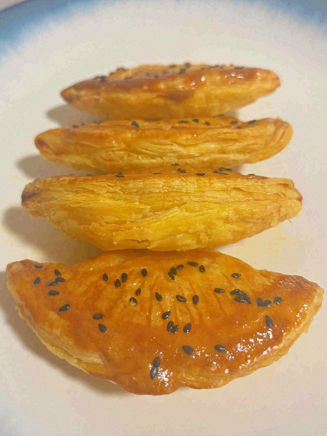 榴莲酥成品色泽金黄诱人，黄金配比的用料， 配图2