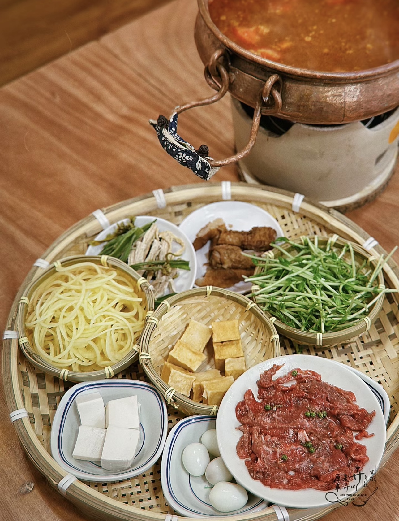 独特滇味火锅，融合当地特色食材与香料。酸 配图2