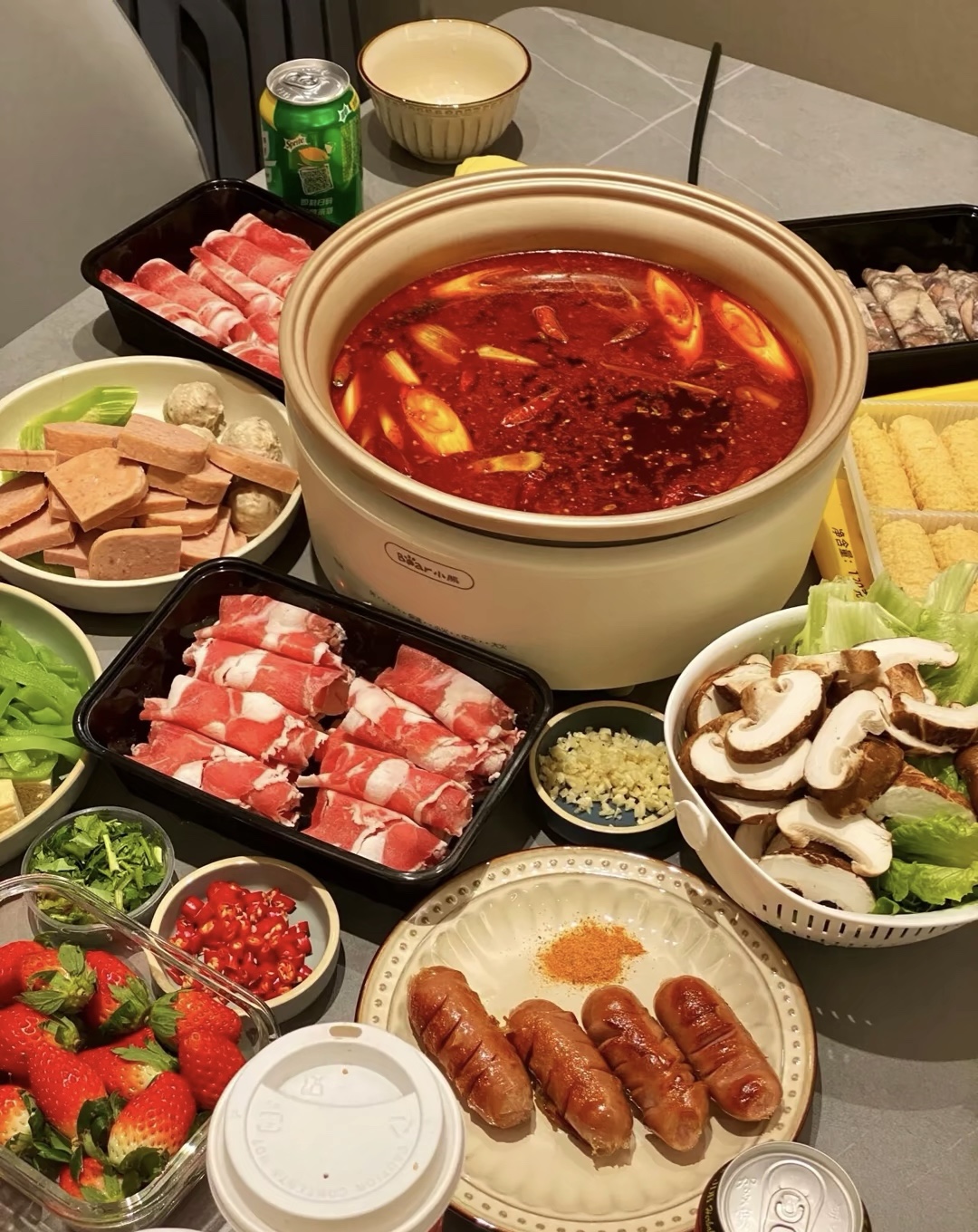 麻辣火锅它不仅温暖着我们的身体，更照亮了 配图2