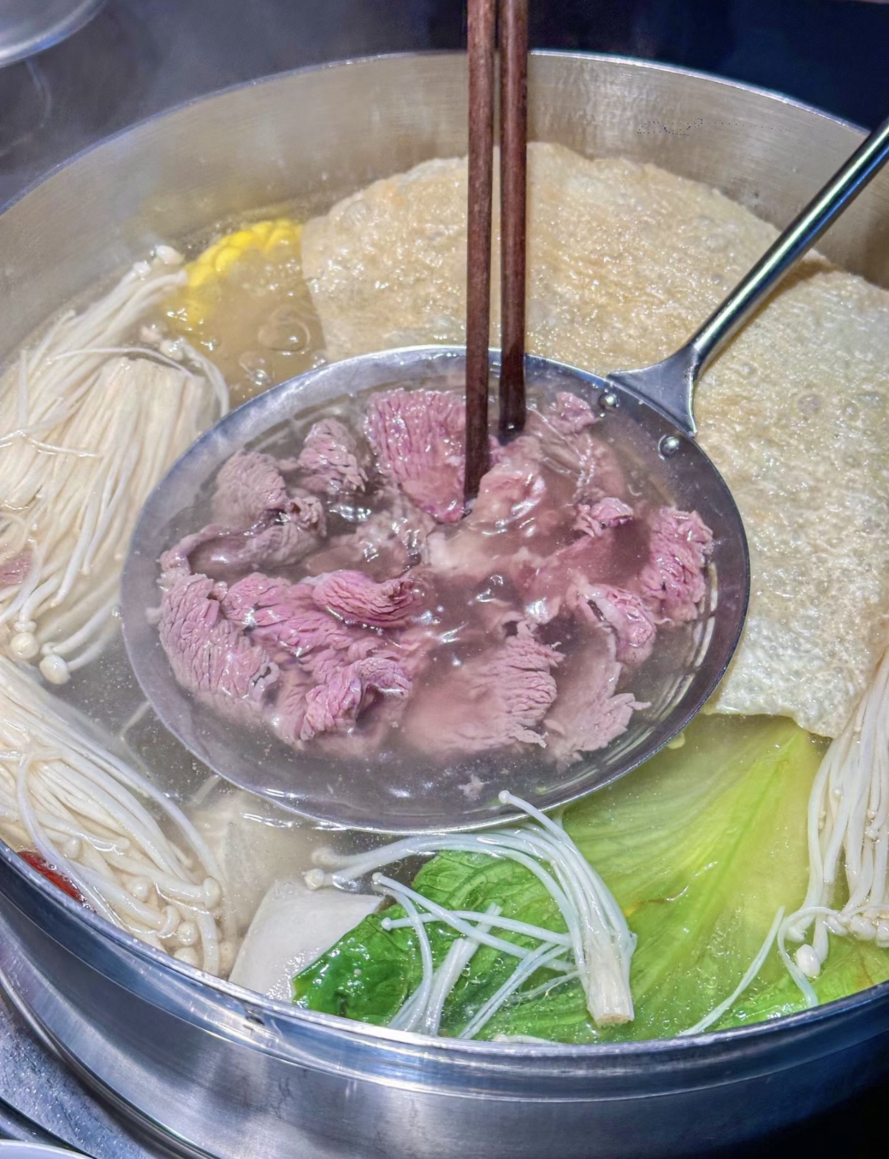 潮汕牛肉火锅，精选上等牛肉，手切薄厚均匀 配图1
