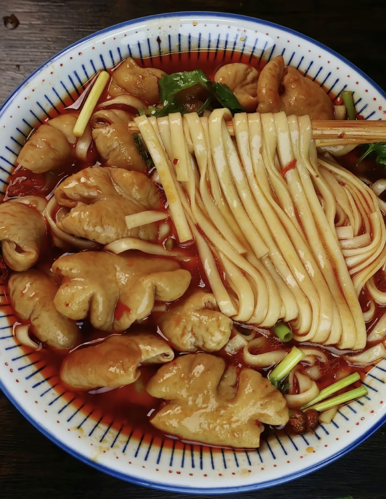 肥肠面的肥肠通常是经过精心处理和烹制的， 配图3