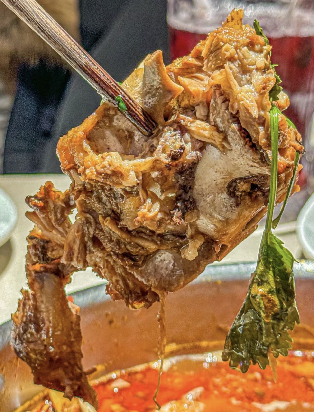 羊蝎子火锅在锅中翻滚，浓郁的香味弥漫开来 配图3