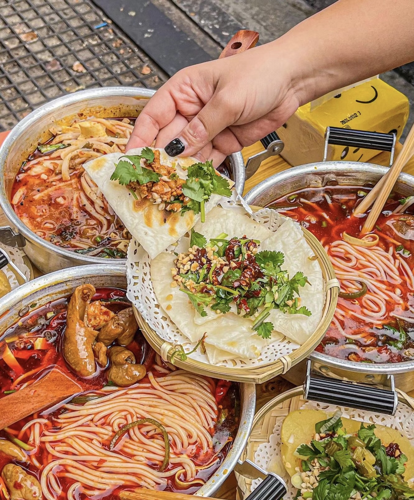 肥肠米线，满满的红油，一端上桌都香得上头 配图2