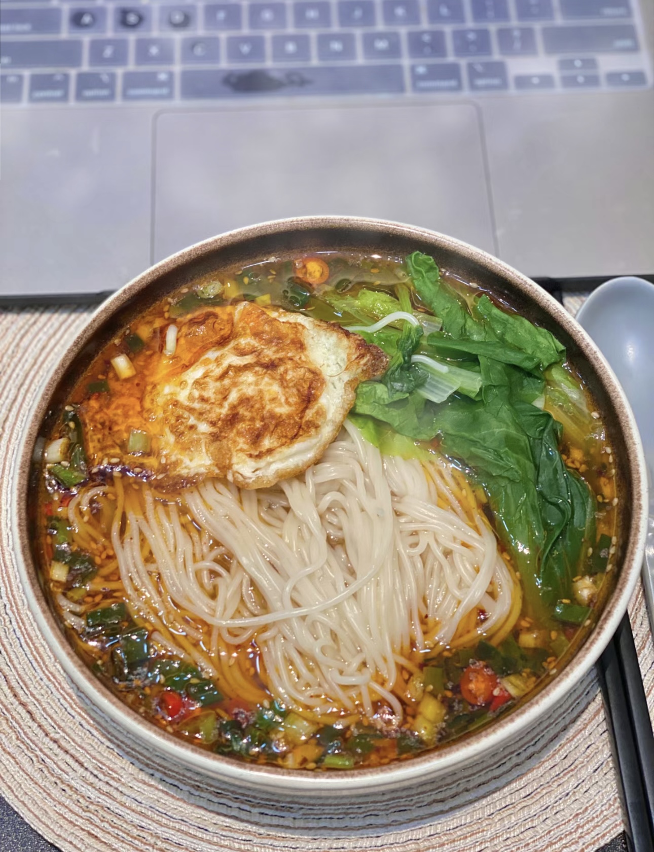 葱花酸辣汤面，看似简单平凡，却蕴含着无尽 配图2